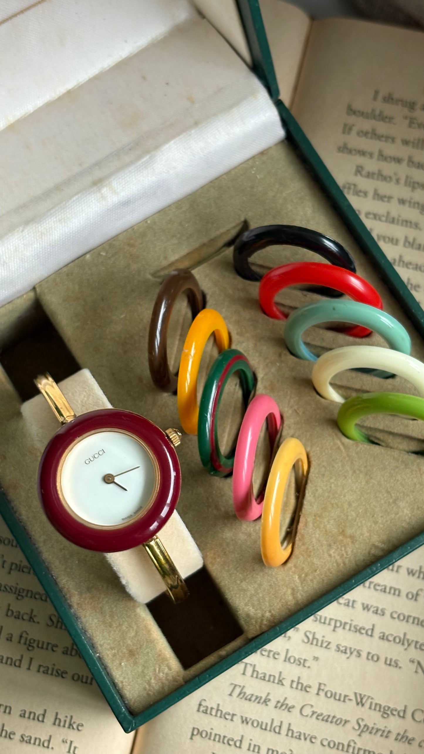 Vintage Gucci 1100L Interchangeable Bezel Set Bangle Watch in Gold Tone