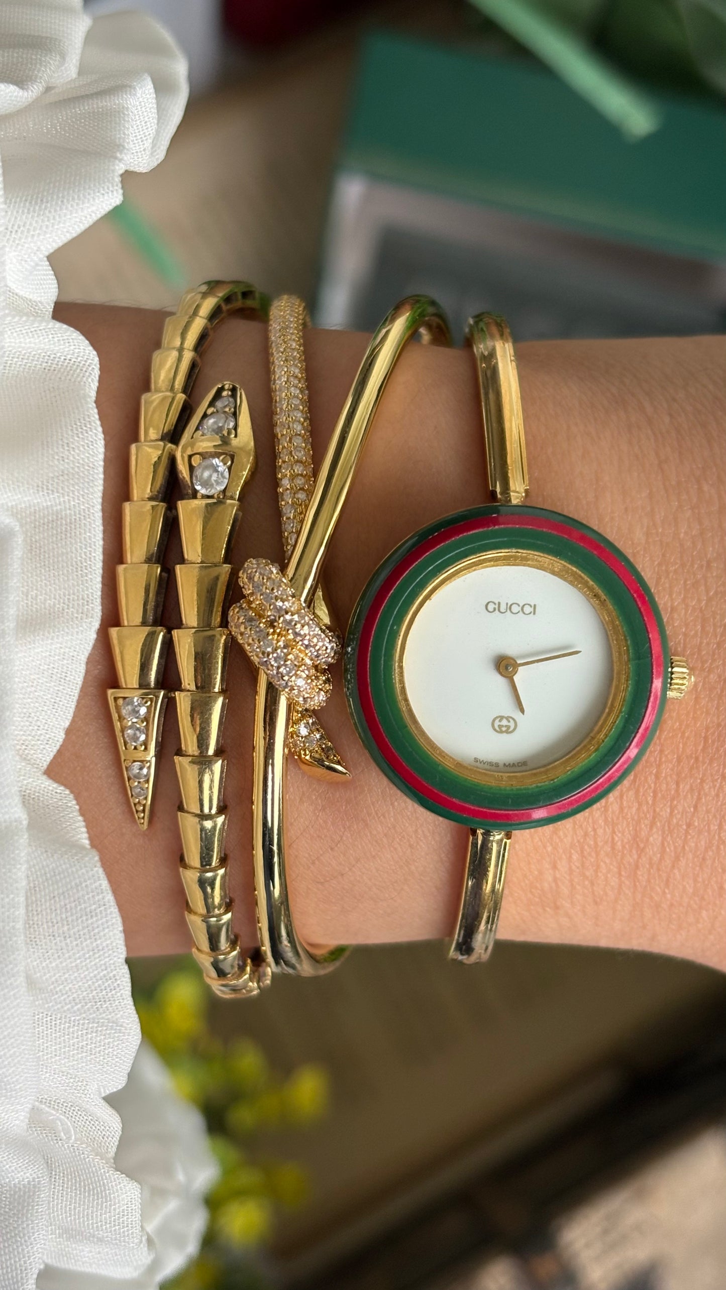 Vintage Gucci 1100L Interchangeable Bezel Set Bangle Watch in Gold Tone