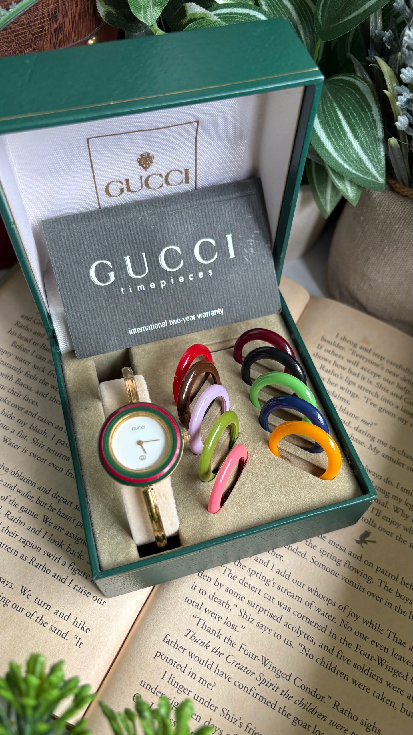 Vintage Gucci 1100L Interchangeable Bezel Set Bangle Watch in Gold Tone