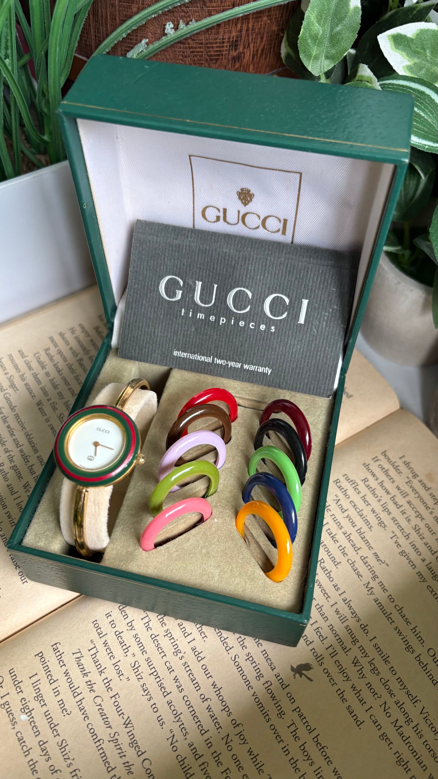 Vintage Gucci 1100L Interchangeable Bezel Set Bangle Watch in Gold Tone