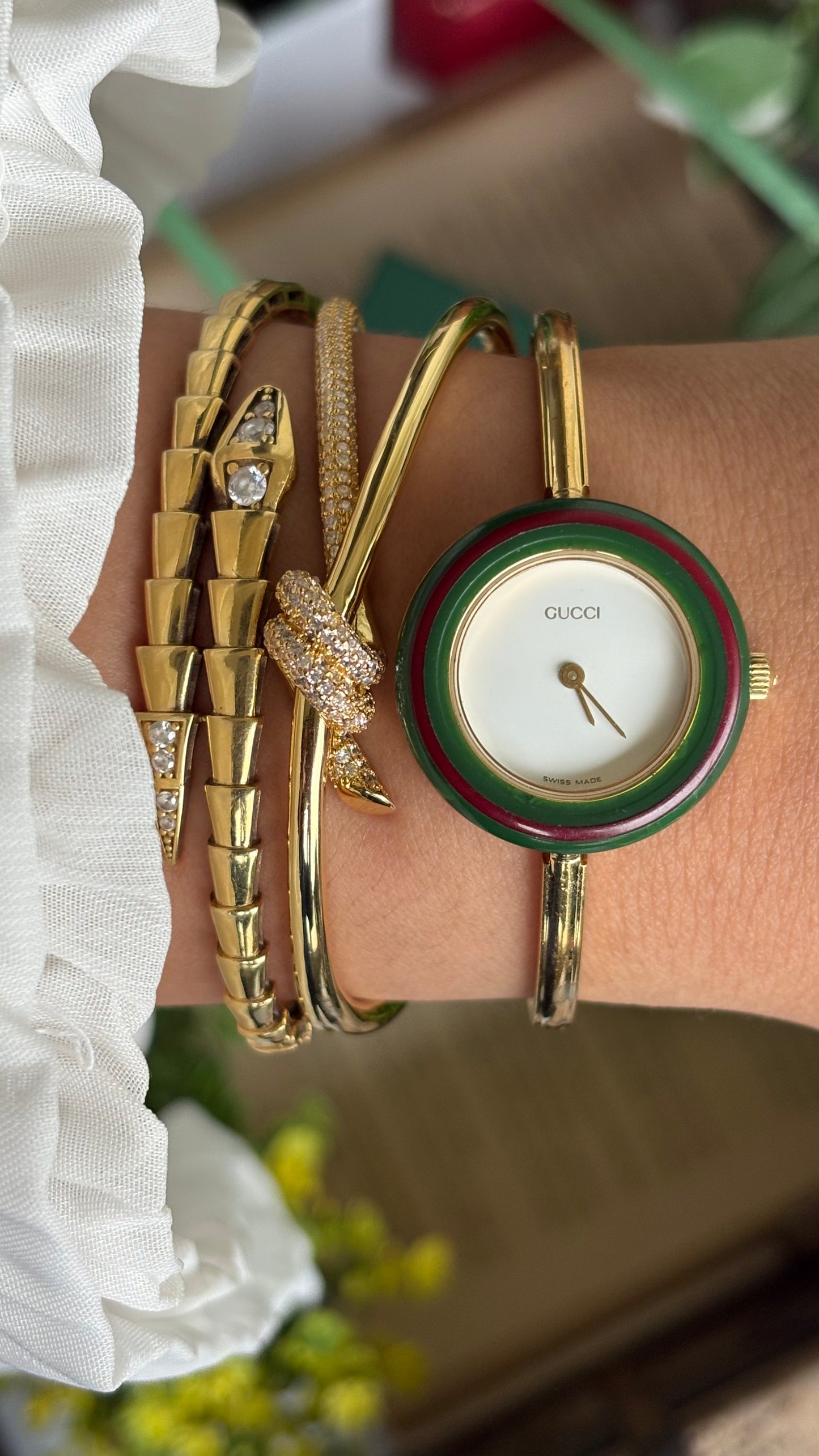 Vintage Gucci 1100L Interchangeable Bezel Set Bangle Watch in Gold Tone