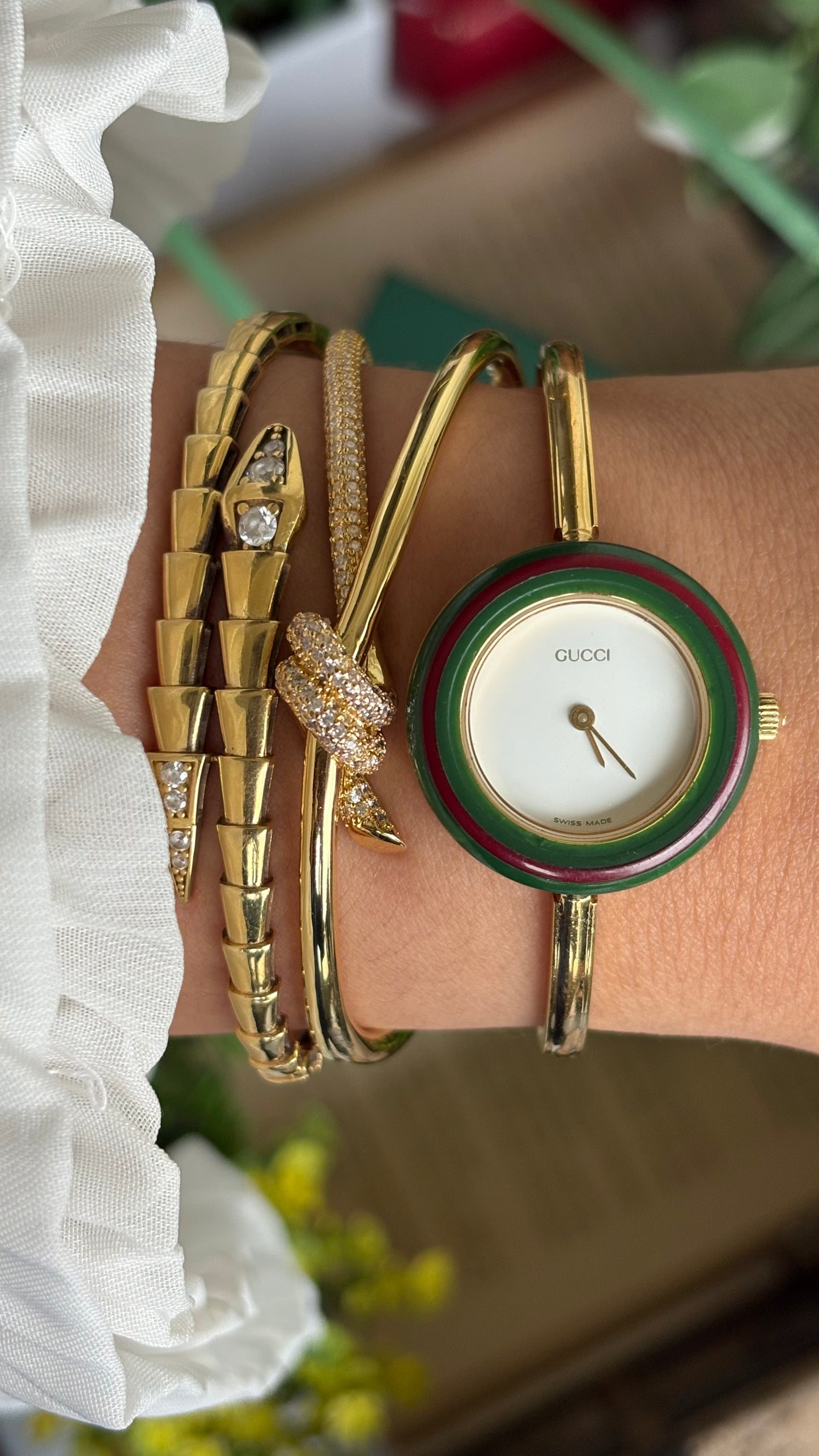 Vintage Gucci 1100L Interchangeable Bezel Set Bangle Watch in Gold Tone
