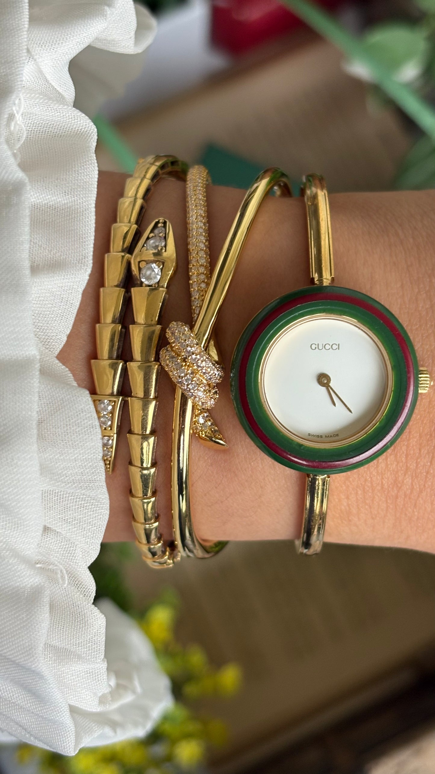 Vintage Gucci 1100L Interchangeable Bezel Set Bangle Watch in Gold Tone