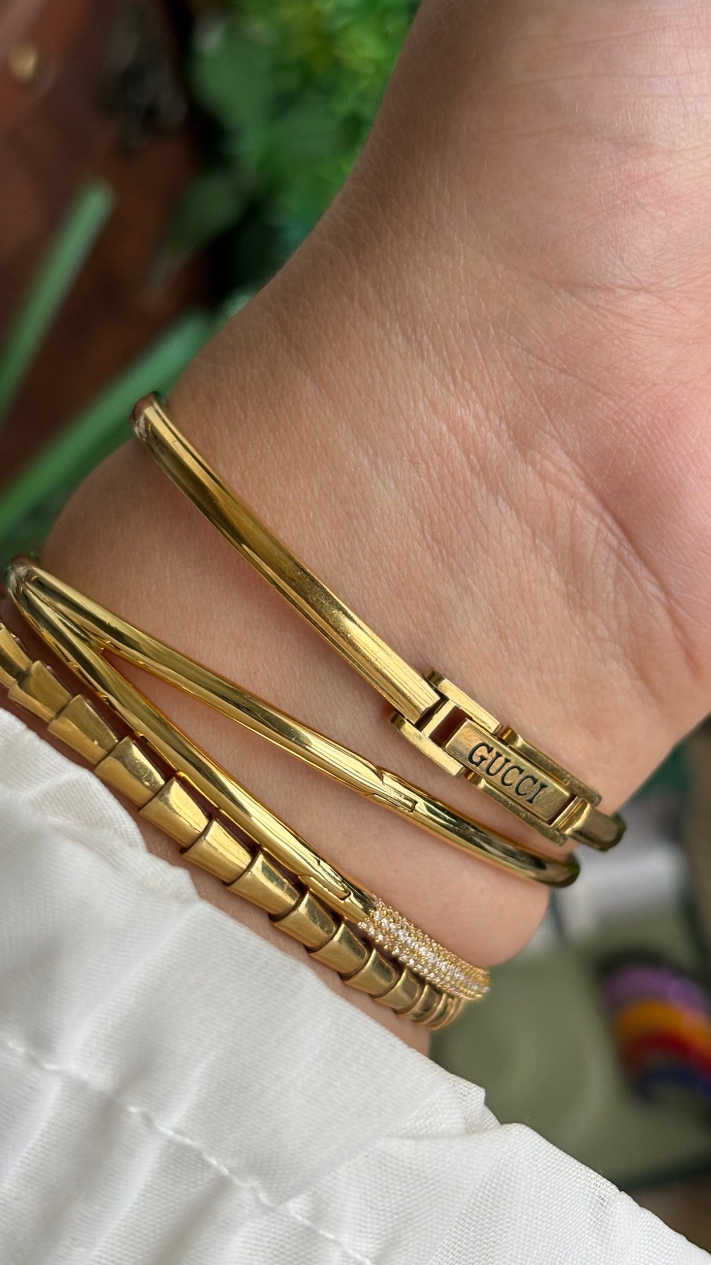 Vintage Gucci 1100L Interchangeable Bezel Set Bangle Watch in Gold Tone