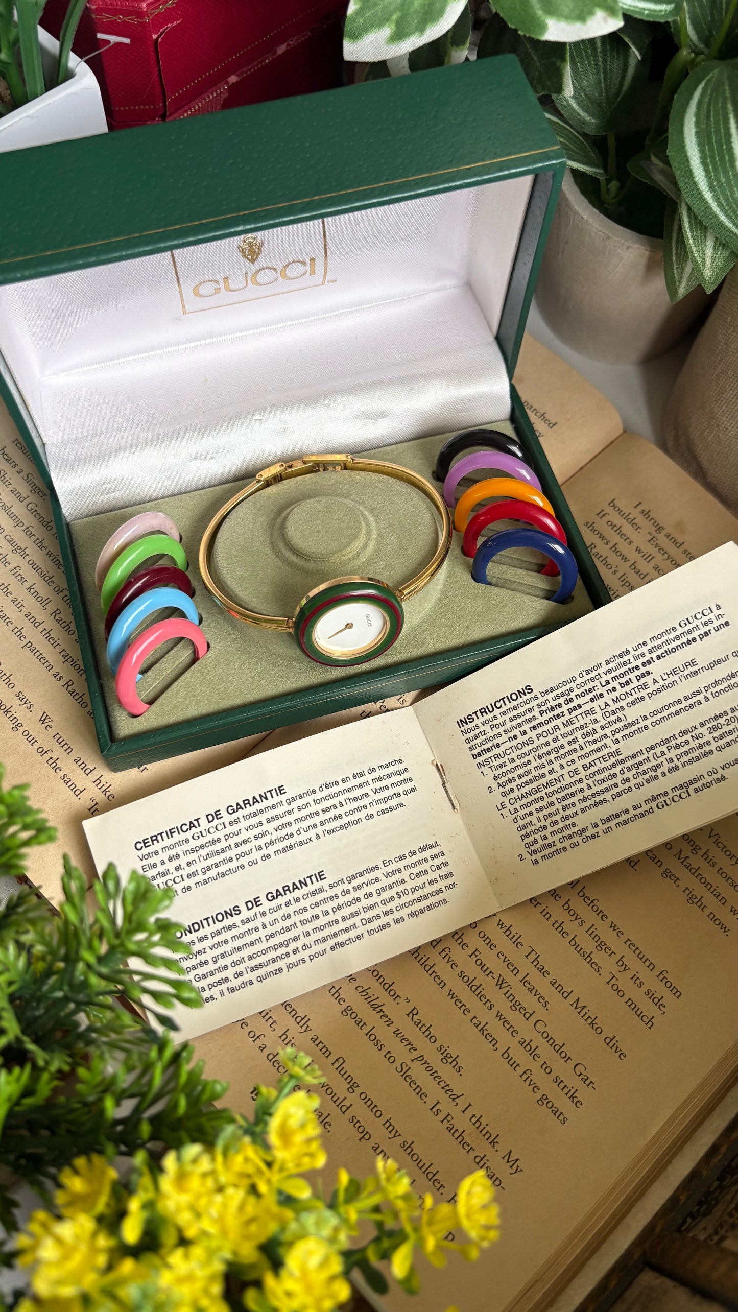 Vintage Gucci 1100L Interchangeable Bezel Set Bangle Watch in Gold Tone