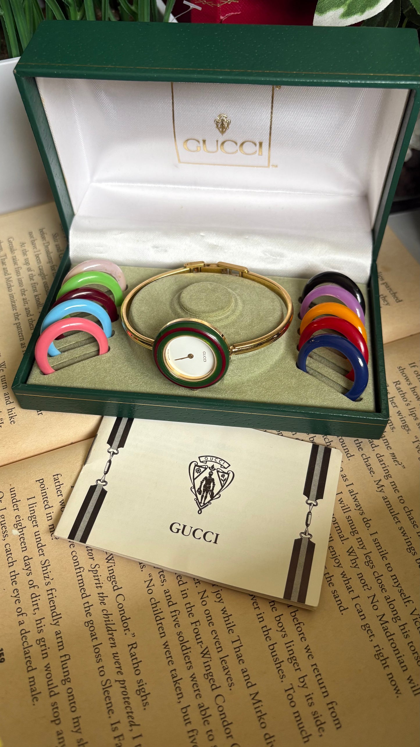 Vintage Gucci 1100L Interchangeable Bezel Set Bangle Watch in Gold Tone
