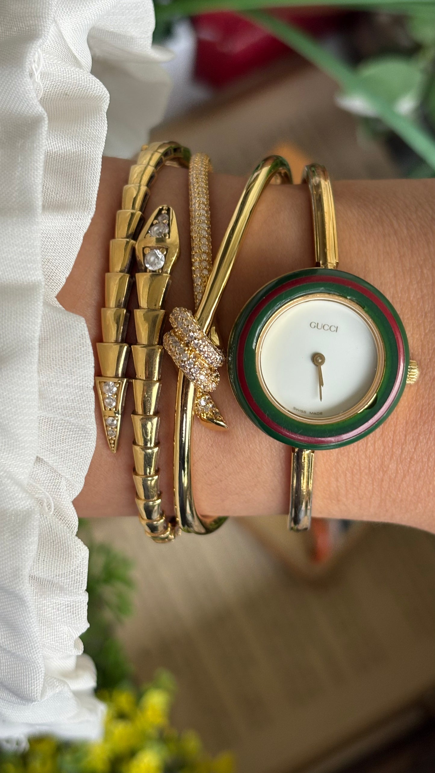 Vintage Gucci 1100L Interchangeable Bezel Set Bangle Watch in Gold Tone