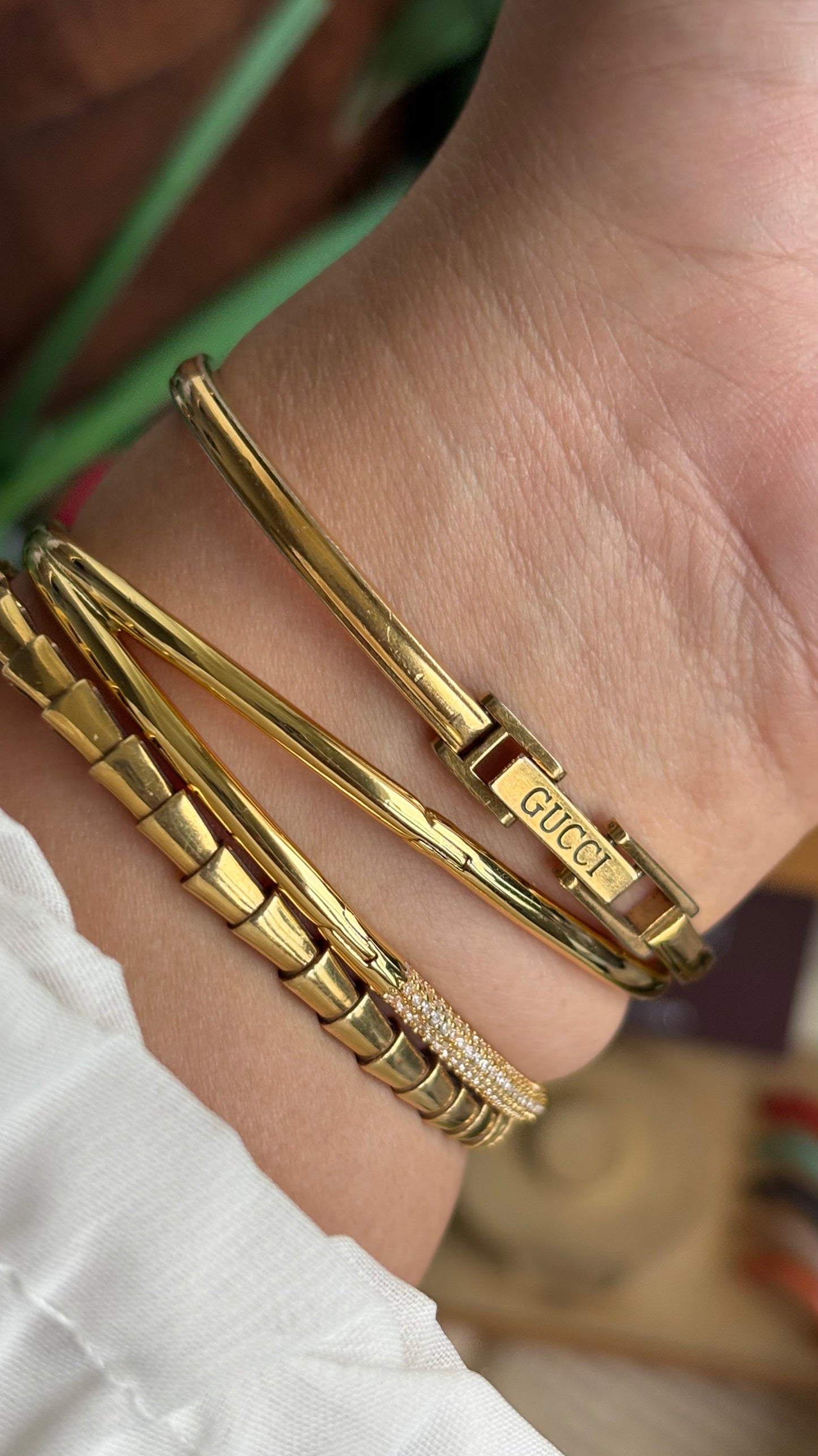 Vintage Gucci 1100L Interchangeable Bezel Set Bangle Watch in Gold Tone