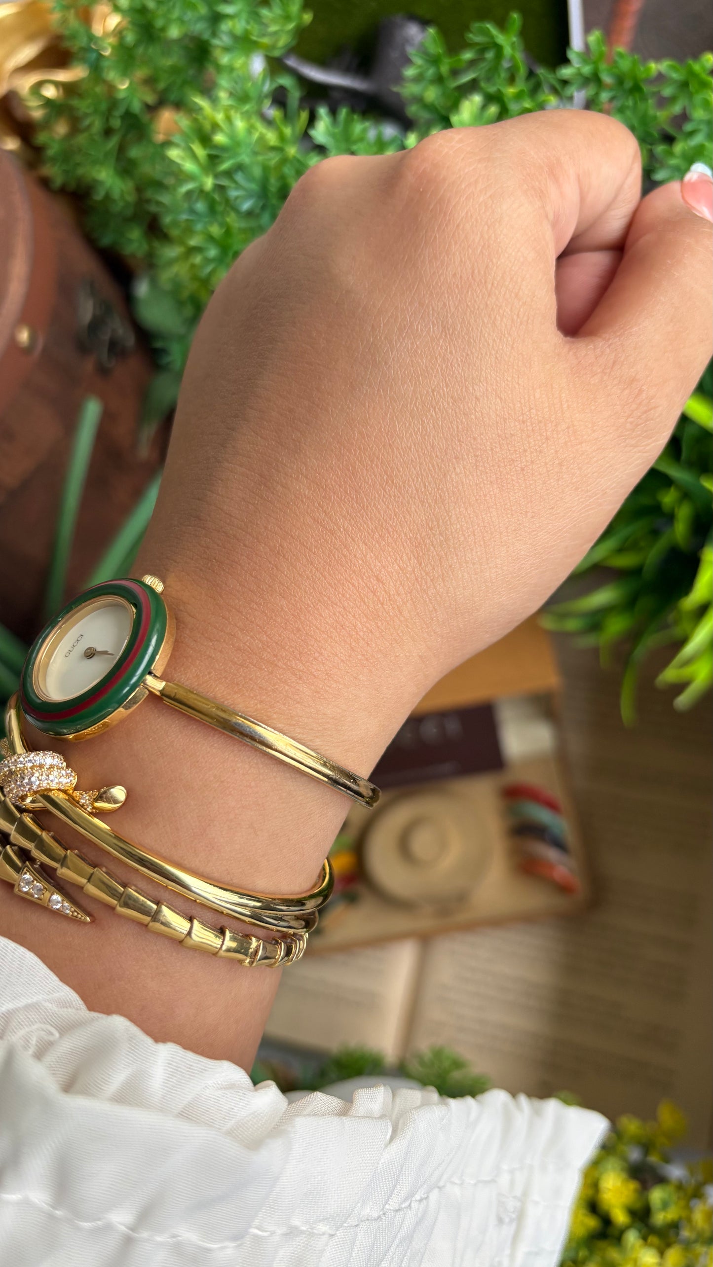 Vintage Gucci 1100L Interchangeable Bezel Set Bangle Watch in Gold Tone