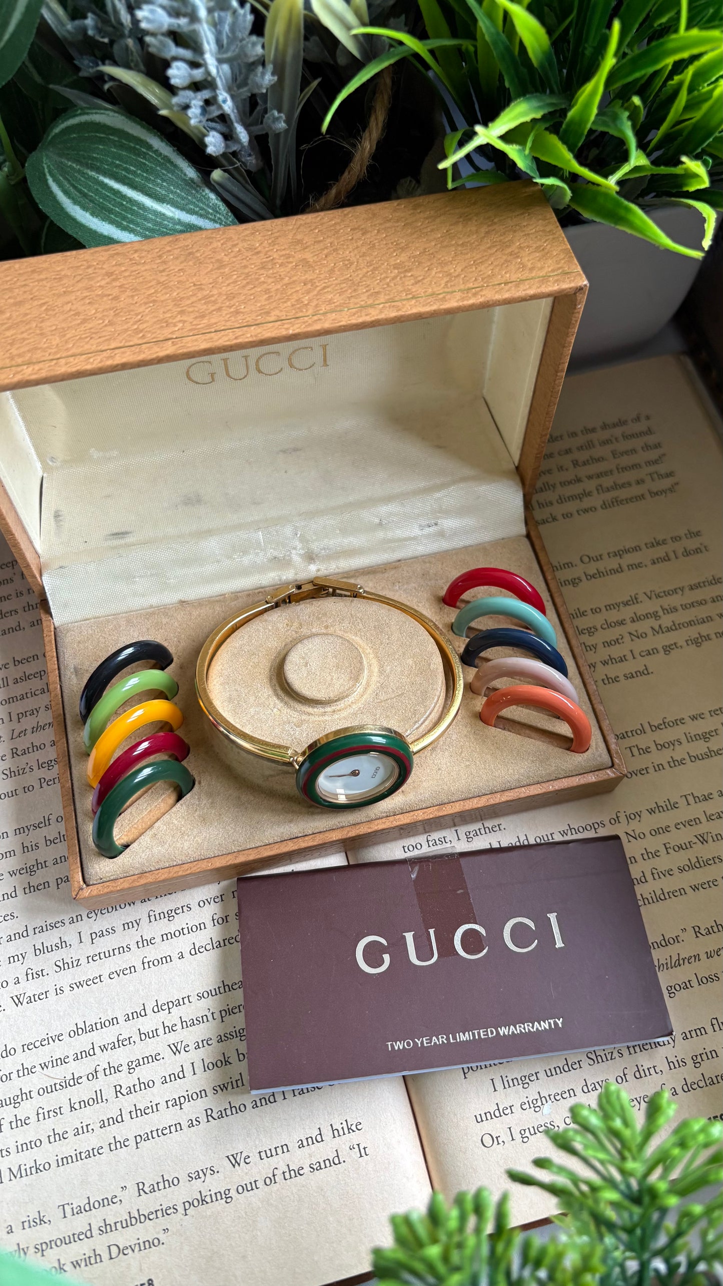 Vintage Gucci 1100L Interchangeable Bezel Set Bangle Watch in Gold Tone