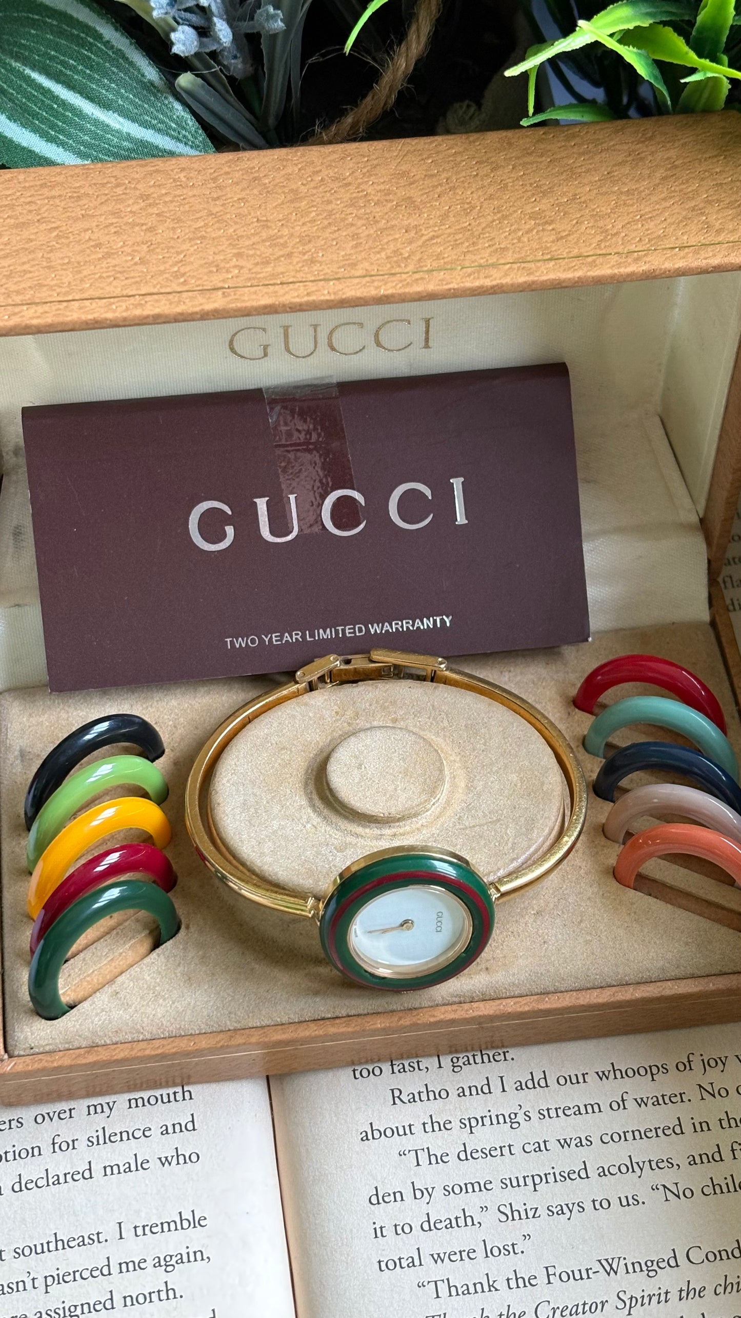 Vintage Gucci 1100L Interchangeable Bezel Set Bangle Watch in Gold Tone
