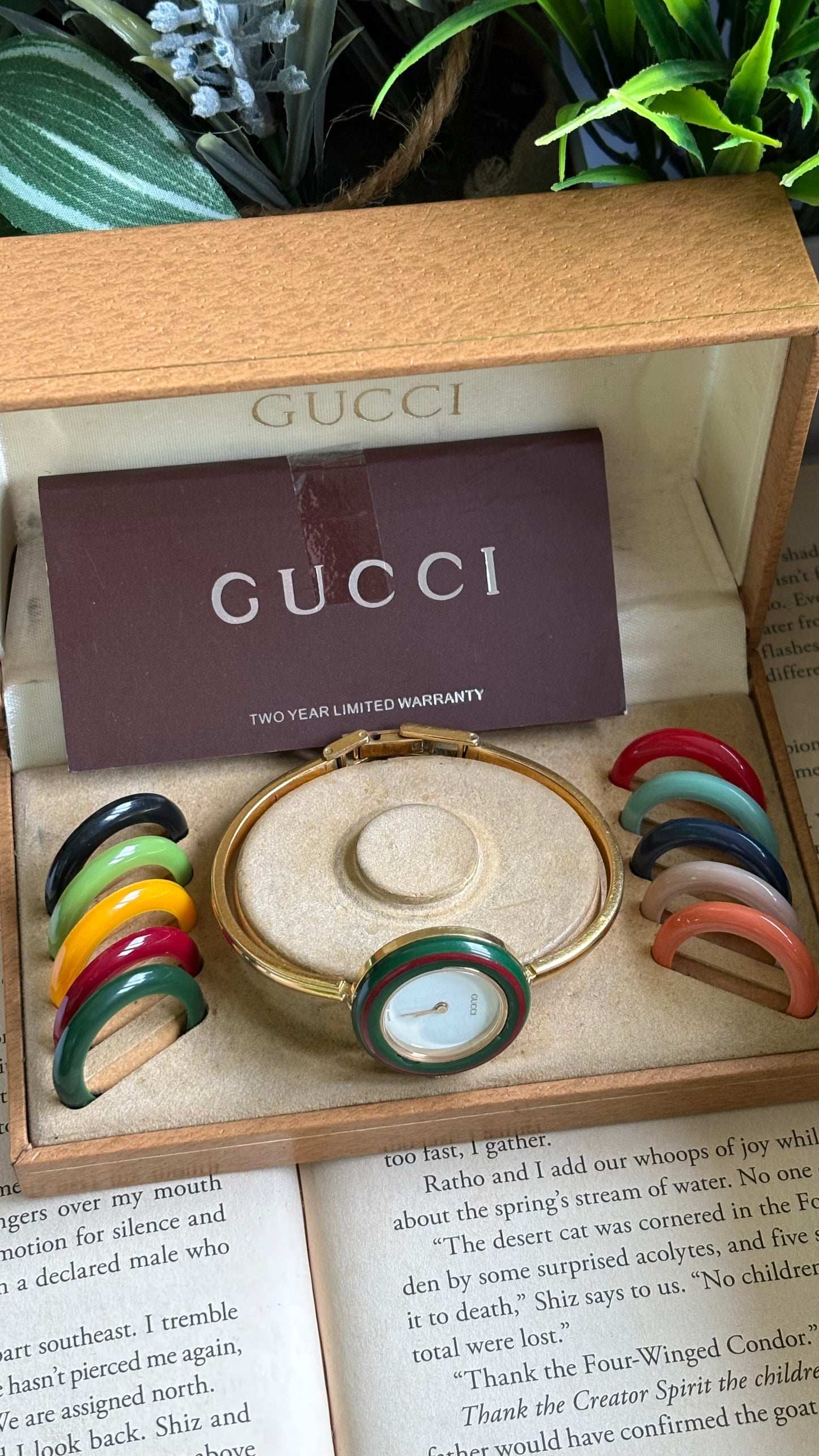 Vintage Gucci 1100L Interchangeable Bezel Set Bangle Watch in Gold Tone
