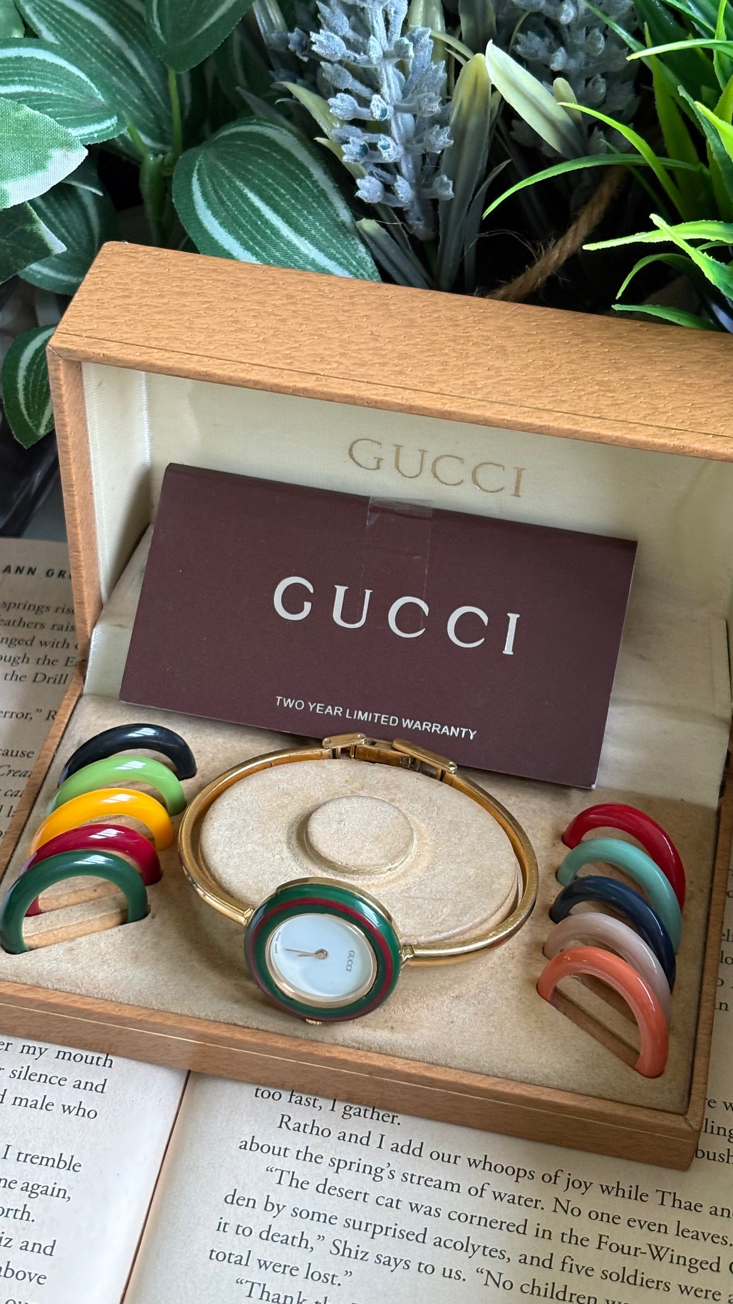 Vintage Gucci 1100L Interchangeable Bezel Set Bangle Watch in Gold Tone