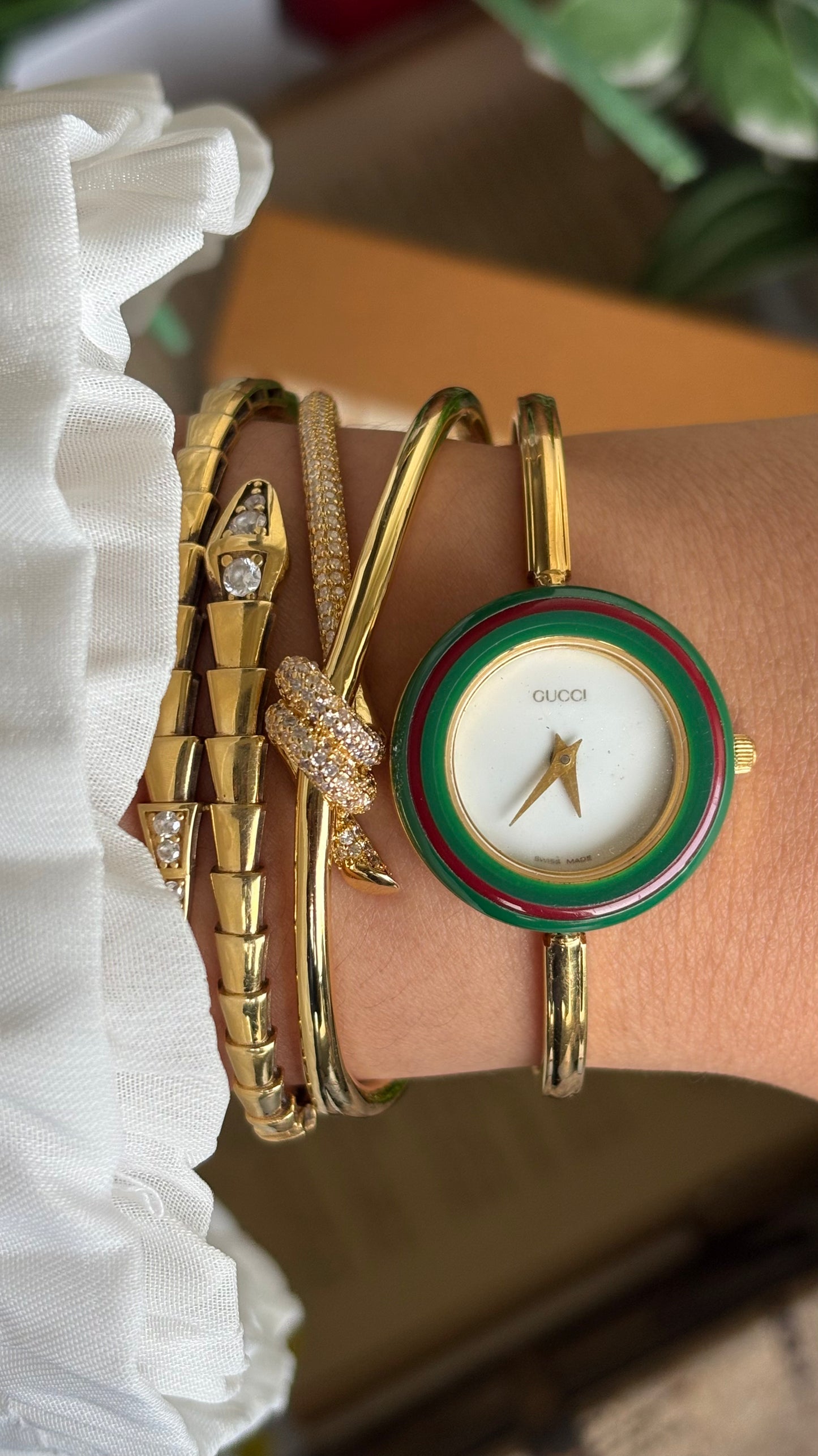Vintage Gucci 1100L Interchangeable Bezel Set Bangle Watch in Gold Tone