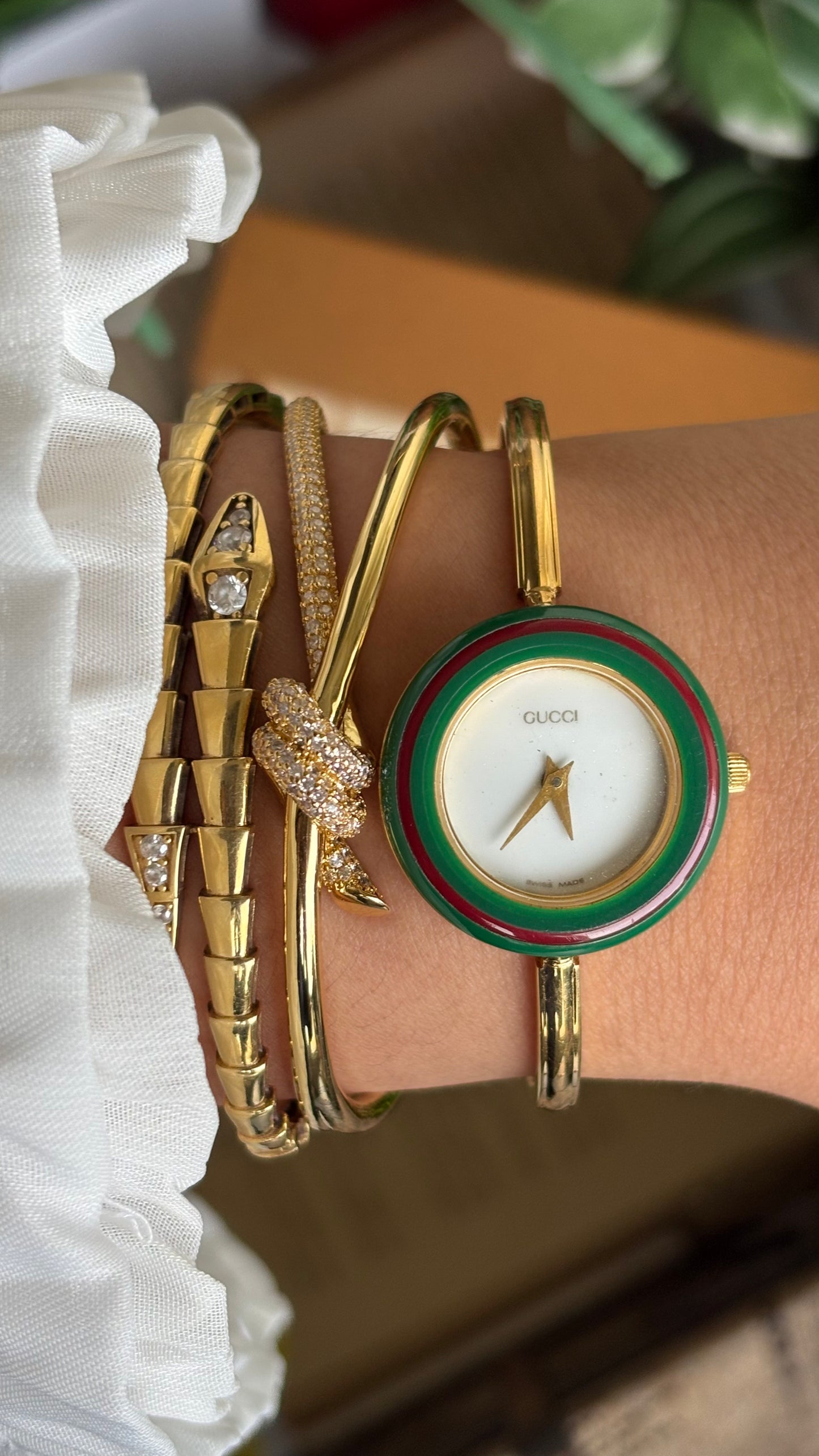 Vintage Gucci 1100L Interchangeable Bezel Set Bangle Watch in Gold Tone