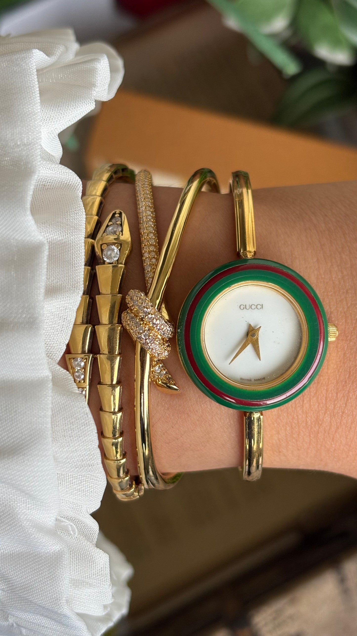 Vintage Gucci 1100L Interchangeable Bezel Set Bangle Watch in Gold Tone
