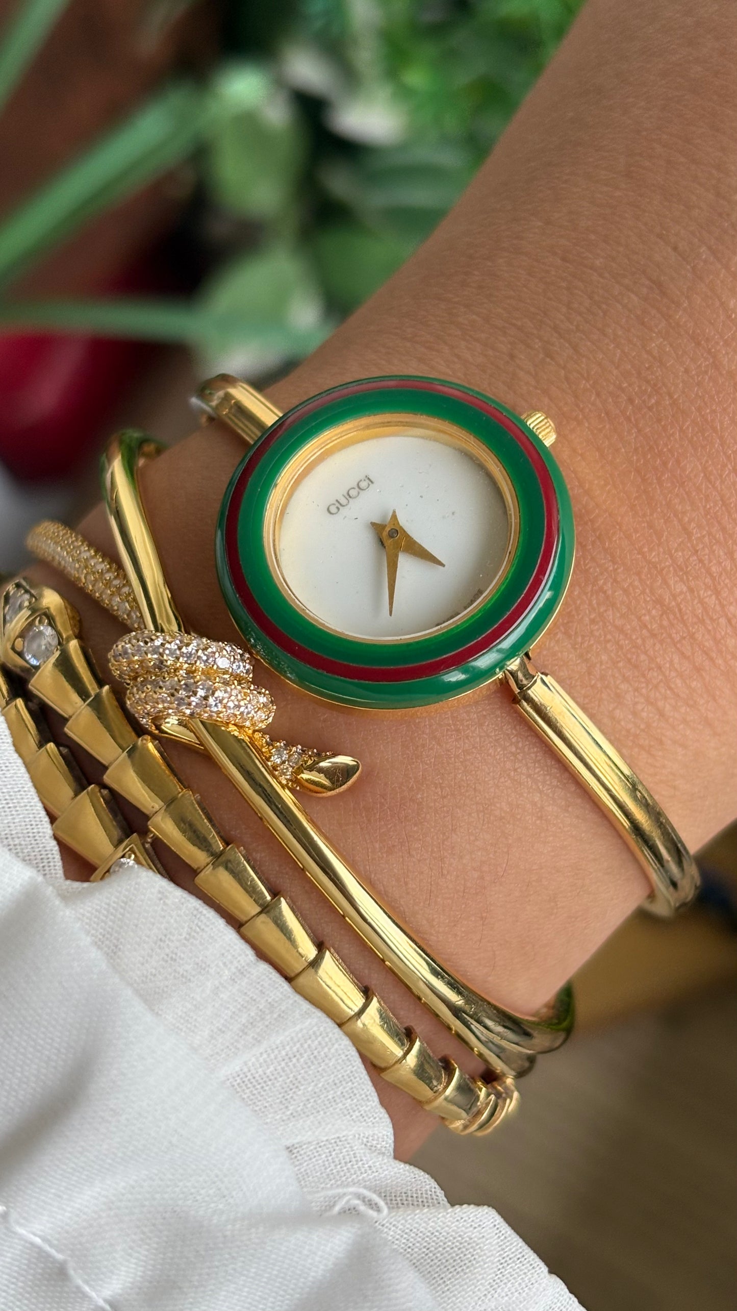 Vintage Gucci 1100L Interchangeable Bezel Set Bangle Watch in Gold Tone