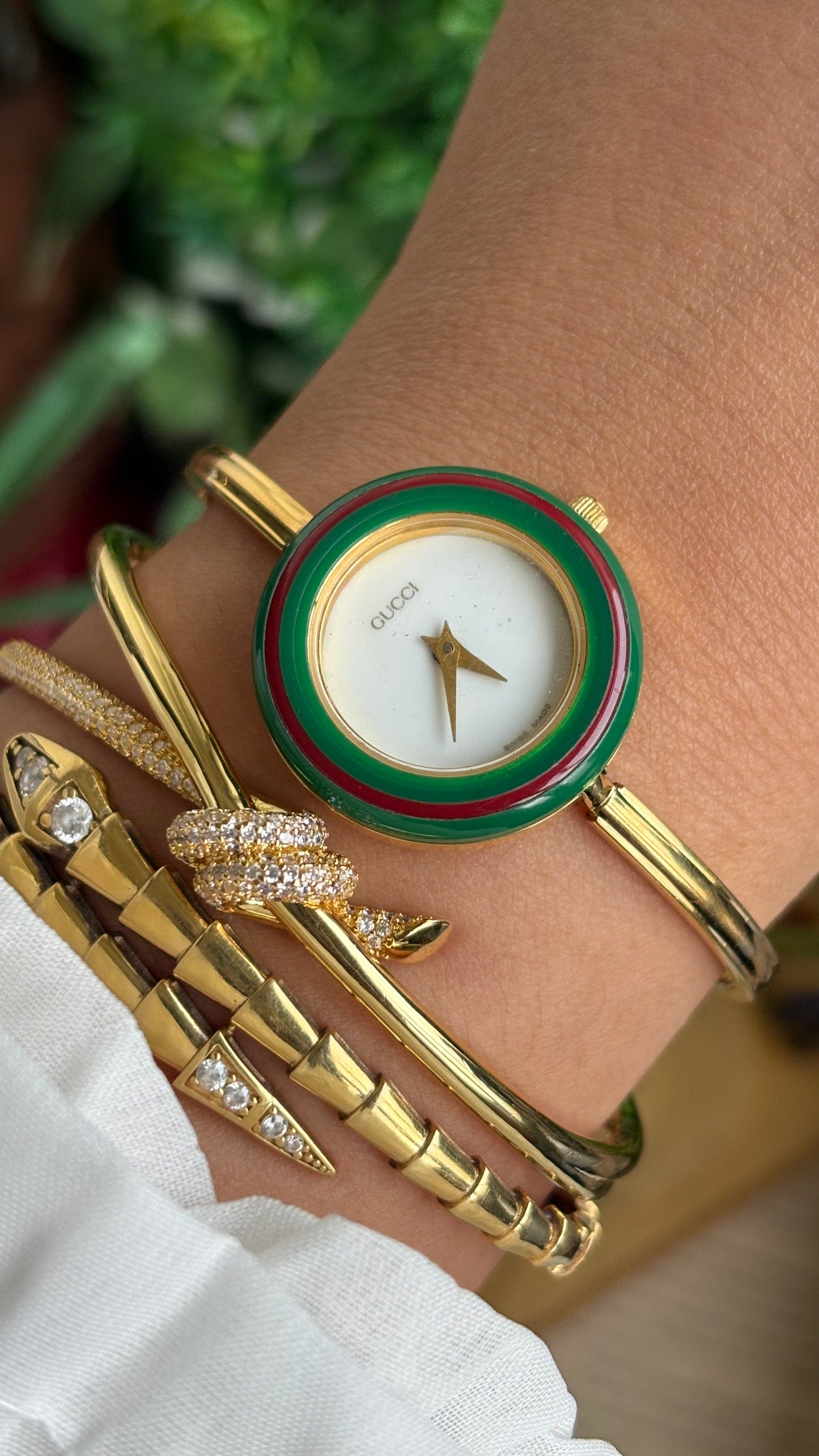 Vintage Gucci 1100L Interchangeable Bezel Set Bangle Watch in Gold Tone