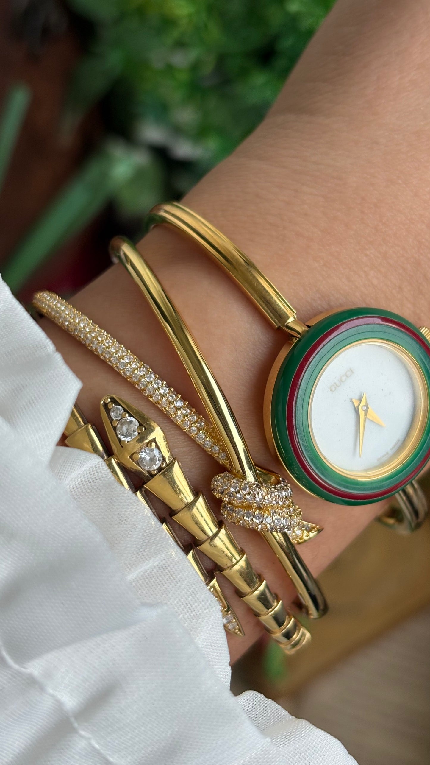 Vintage Gucci 1100L Interchangeable Bezel Set Bangle Watch in Gold Tone