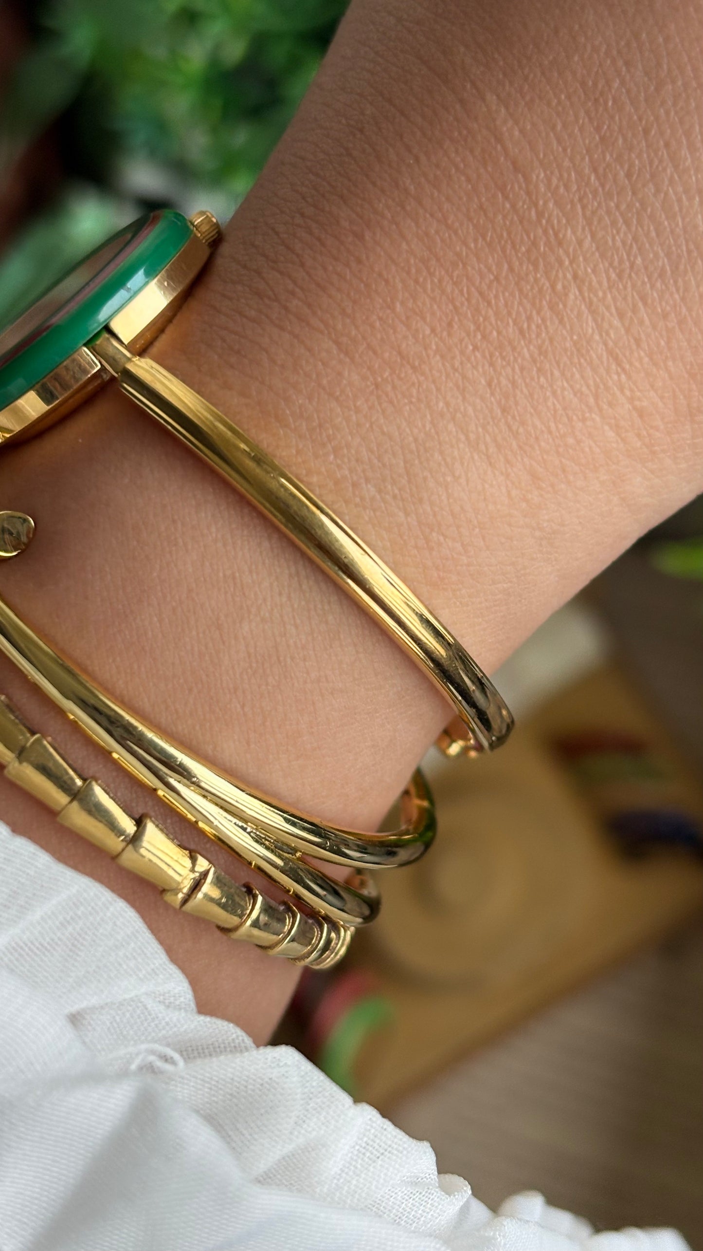 Vintage Gucci 1100L Interchangeable Bezel Set Bangle Watch in Gold Tone