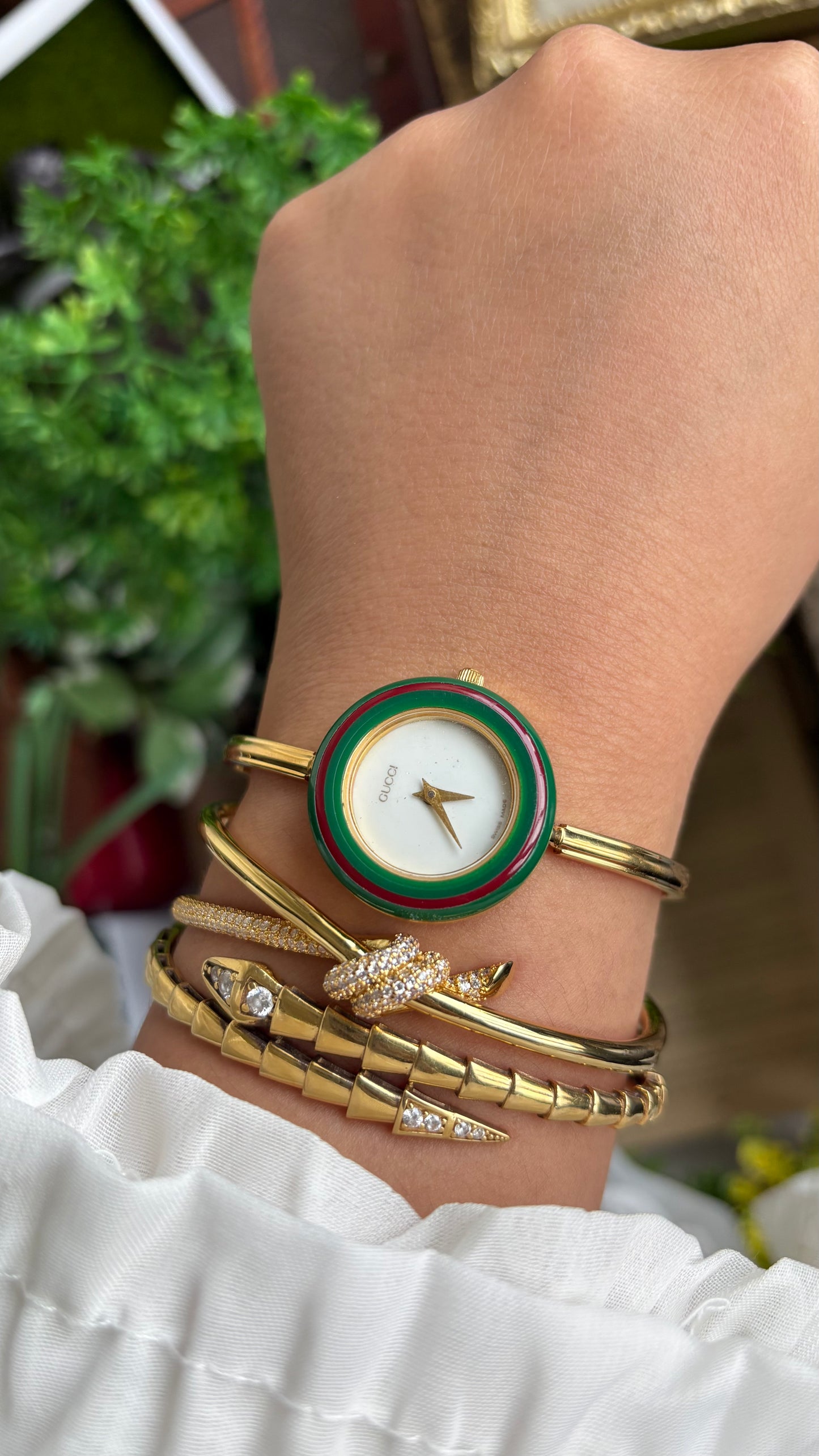 Vintage Gucci 1100L Interchangeable Bezel Set Bangle Watch in Gold Tone