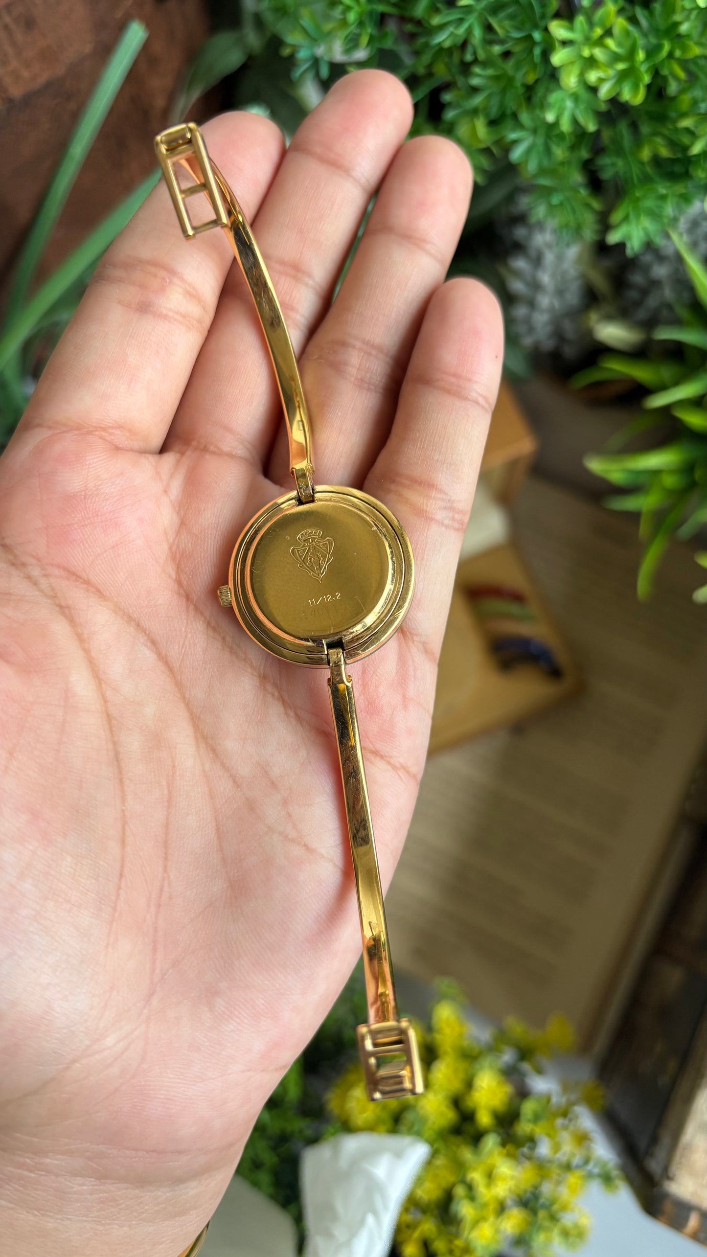 Vintage Gucci 1100L Interchangeable Bezel Set Bangle Watch in Gold Tone