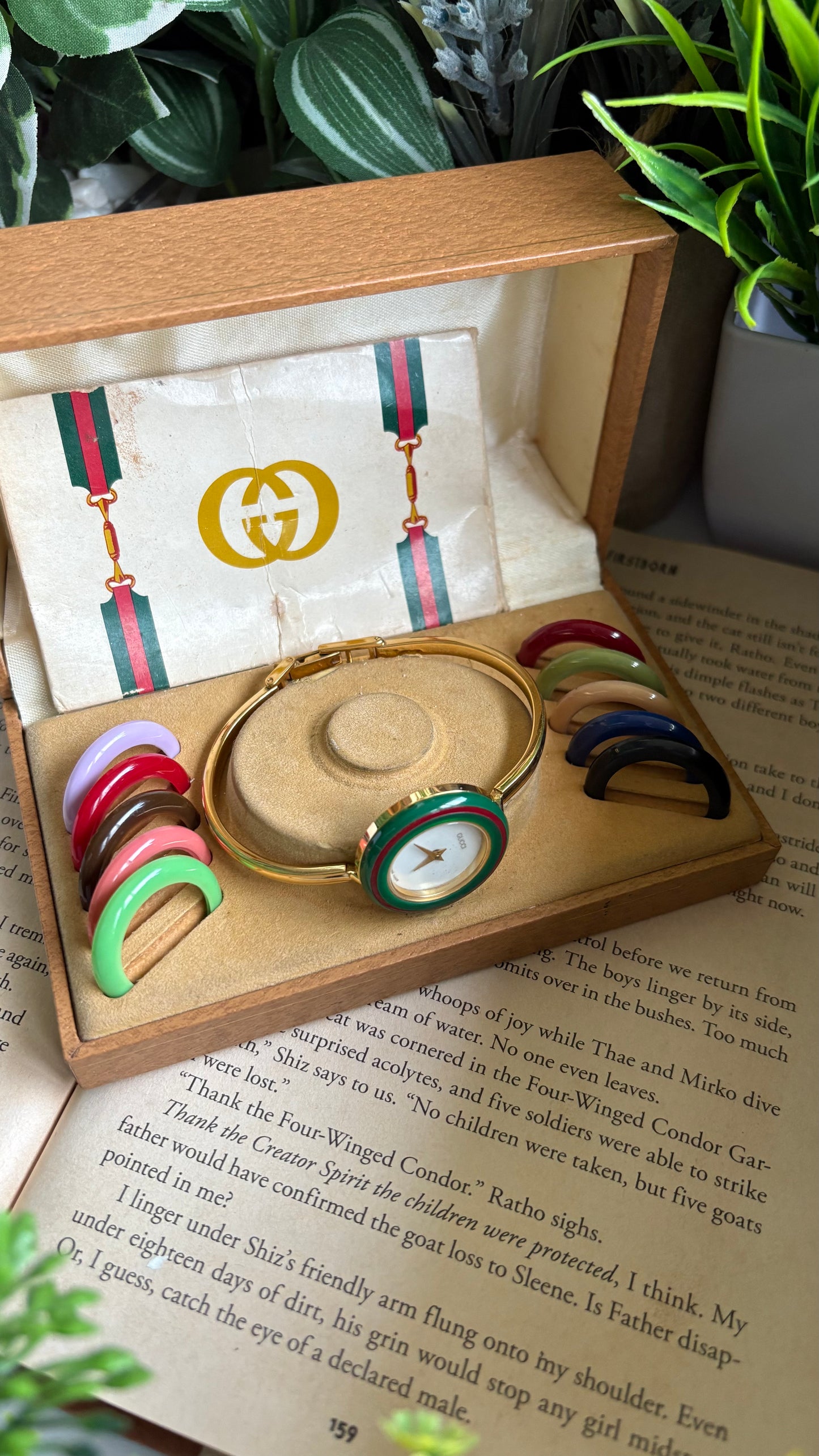 Vintage Gucci 1100L Interchangeable Bezel Set Bangle Watch in Gold Tone