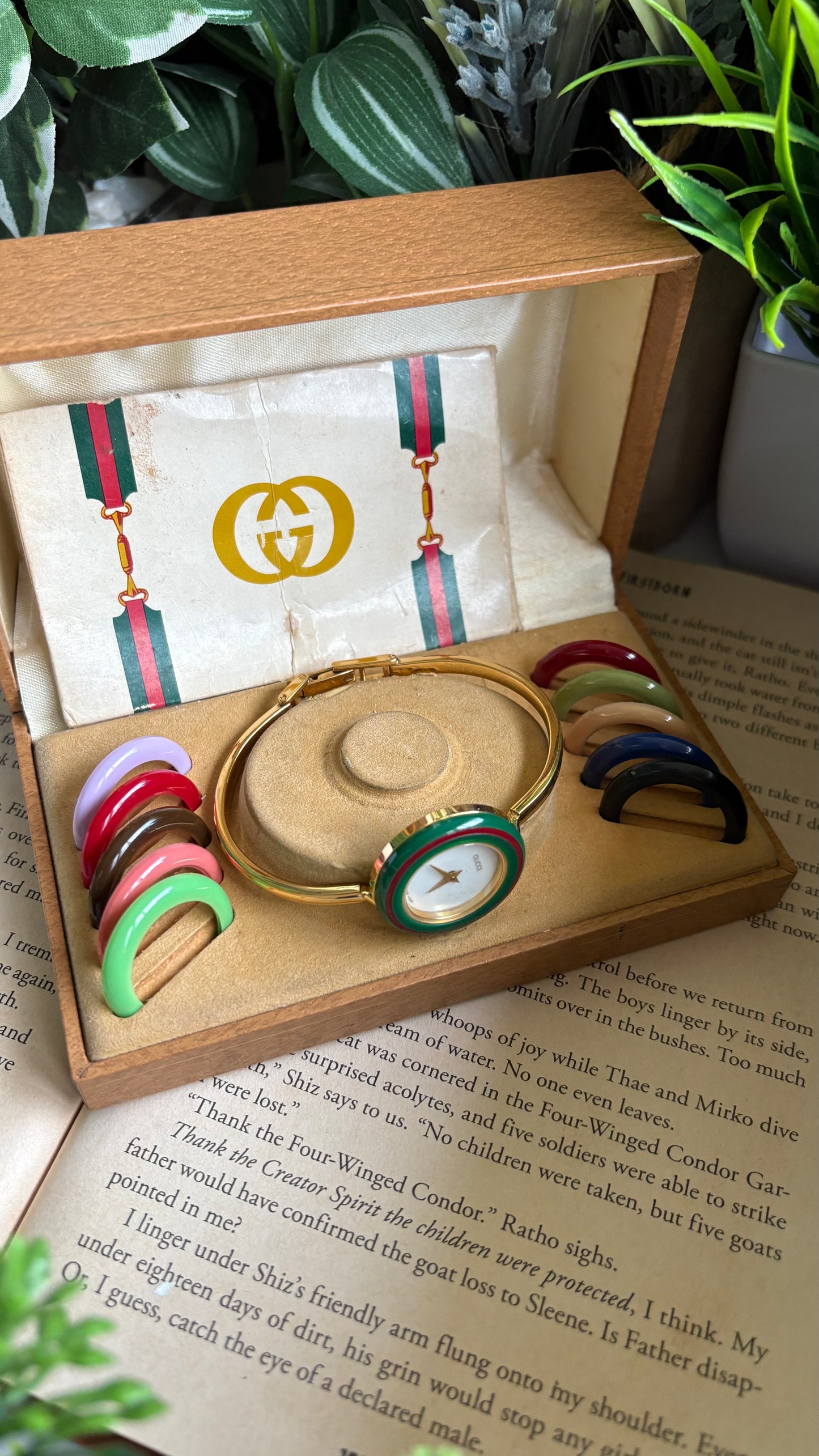 Vintage Gucci 1100L Interchangeable Bezel Set Bangle Watch in Gold Tone