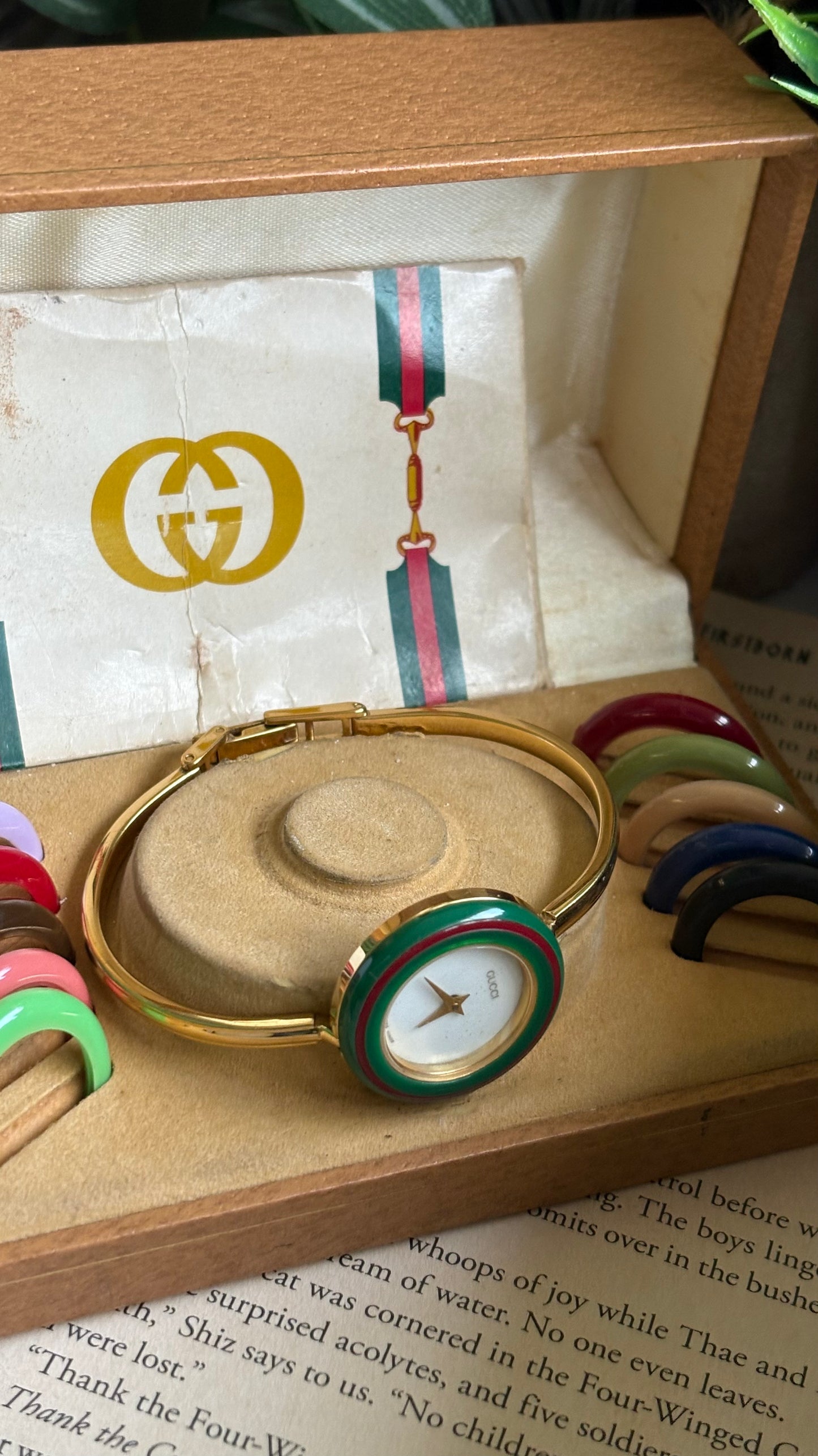 Vintage Gucci 1100L Interchangeable Bezel Set Bangle Watch in Gold Tone