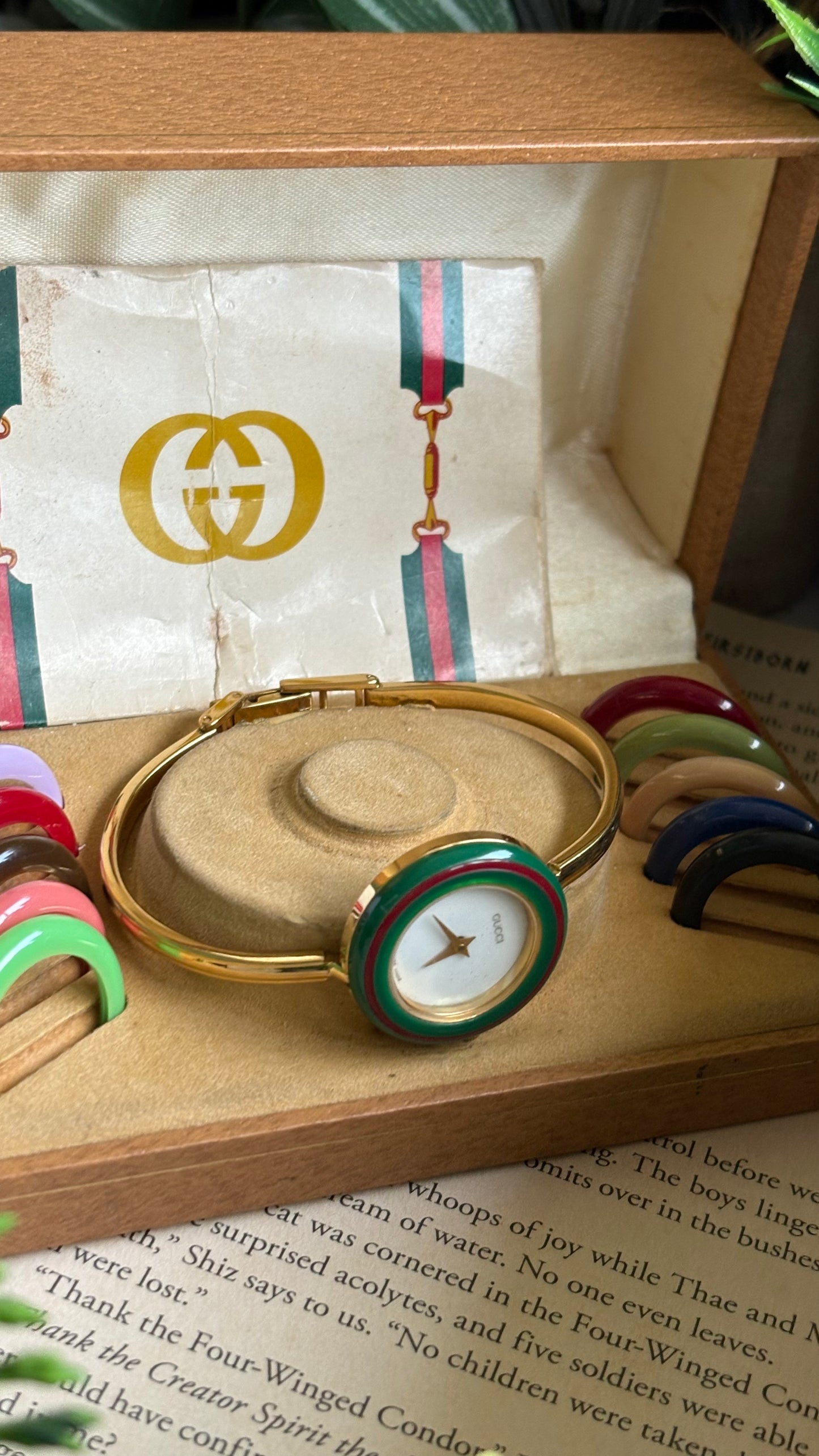 Vintage Gucci 1100L Interchangeable Bezel Set Bangle Watch in Gold Tone