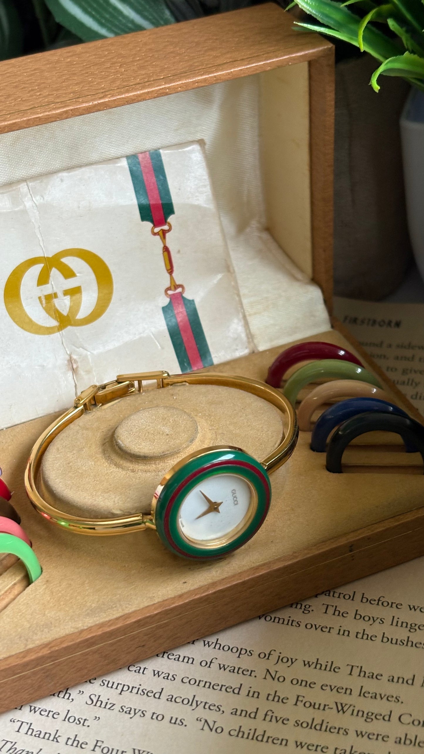 Vintage Gucci 1100L Interchangeable Bezel Set Bangle Watch in Gold Tone