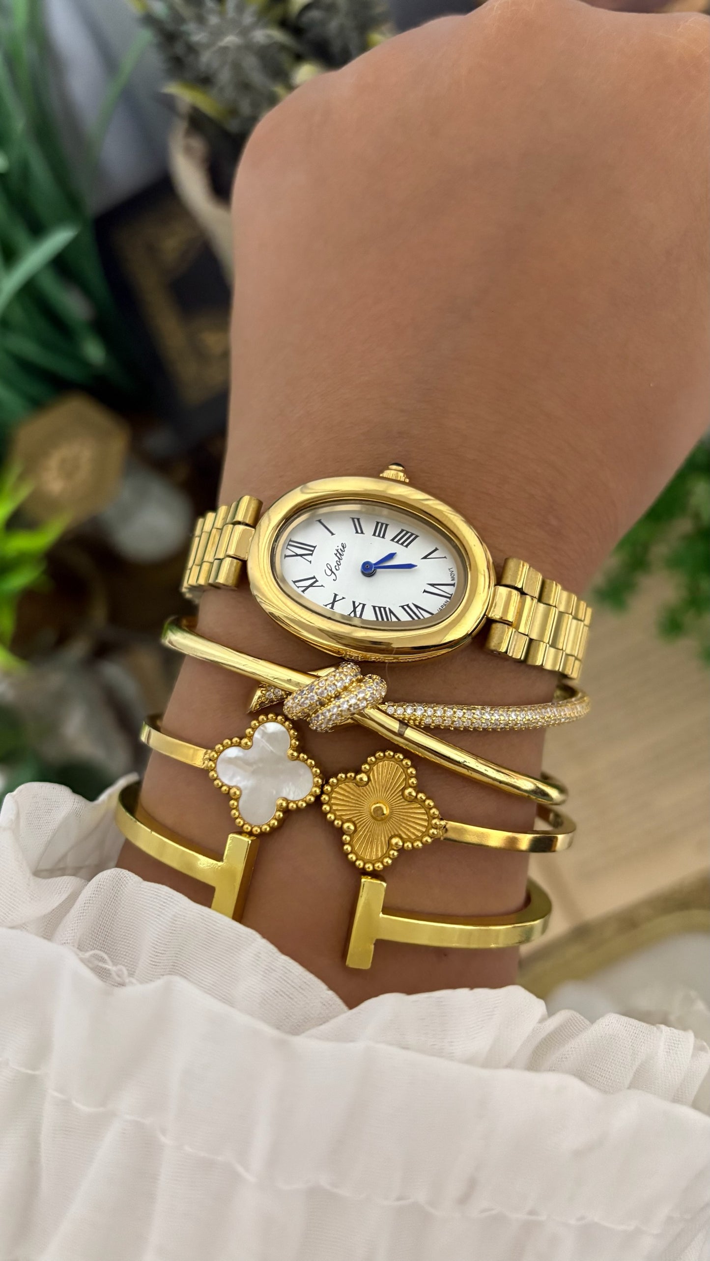 Vintage Scottie Bagnoire Watch in Gold Tone Quartz