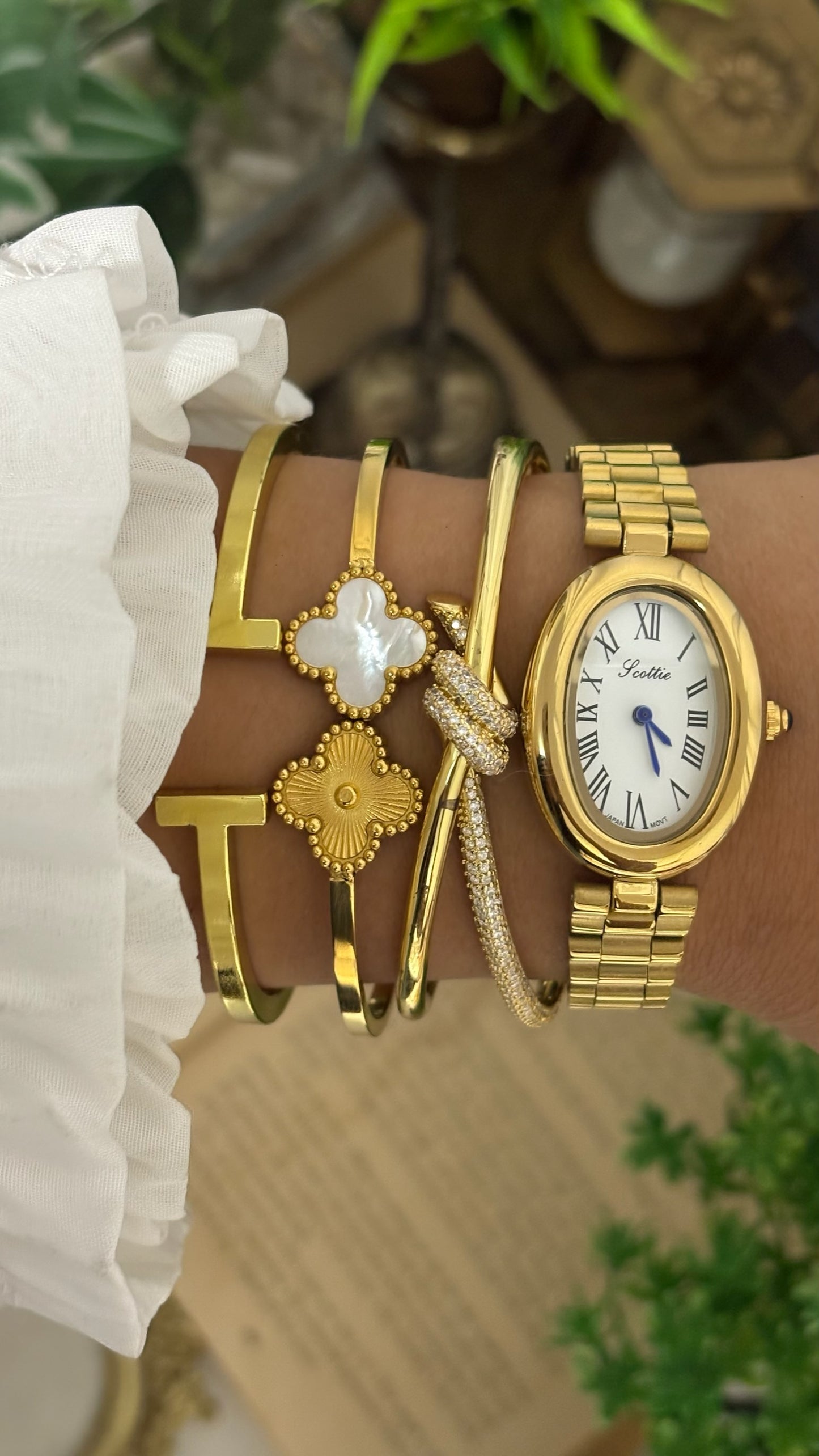 Vintage Scottie Bagnoire Watch in Gold Tone Quartz