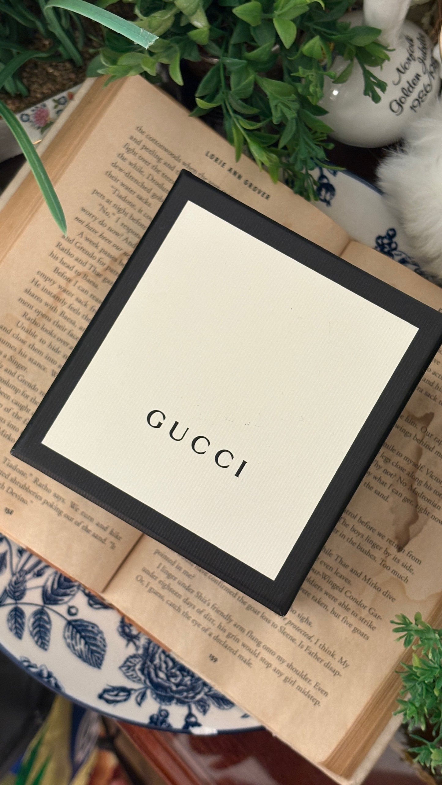 Rare Vintage Gucci Swiss 1600L Bangle Watch in Gold Tone Quartz
