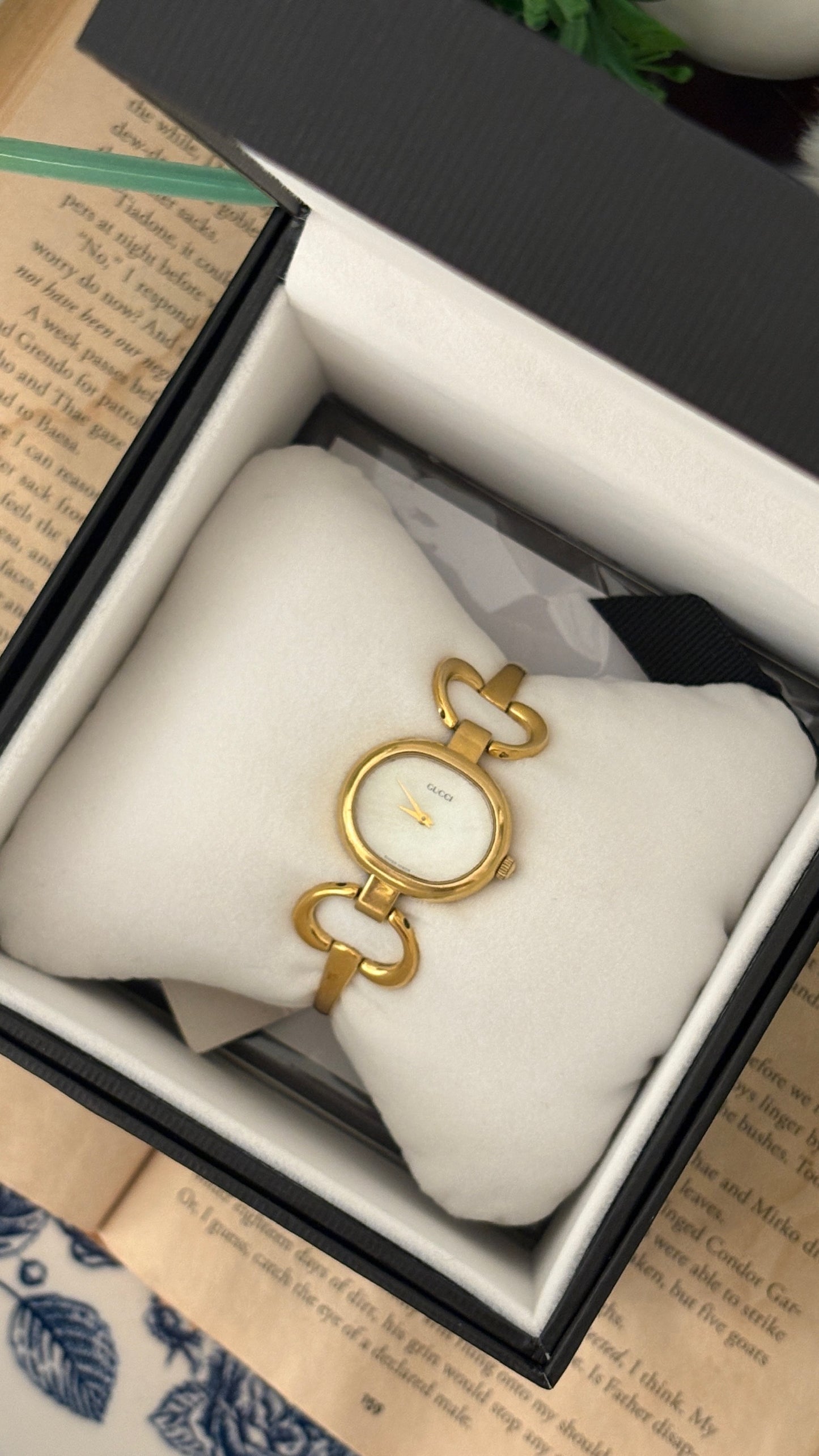 Rare Vintage Gucci Swiss 1600L Bangle Watch in Gold Tone Quartz