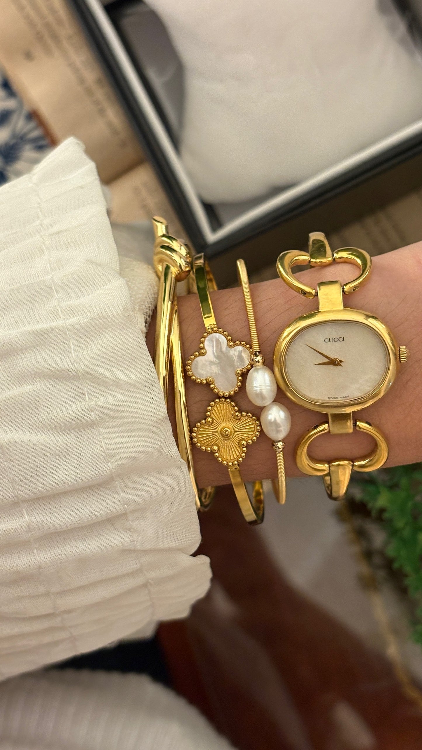 Rare Vintage Gucci Swiss 1600L Bangle Watch in Gold Tone Quartz