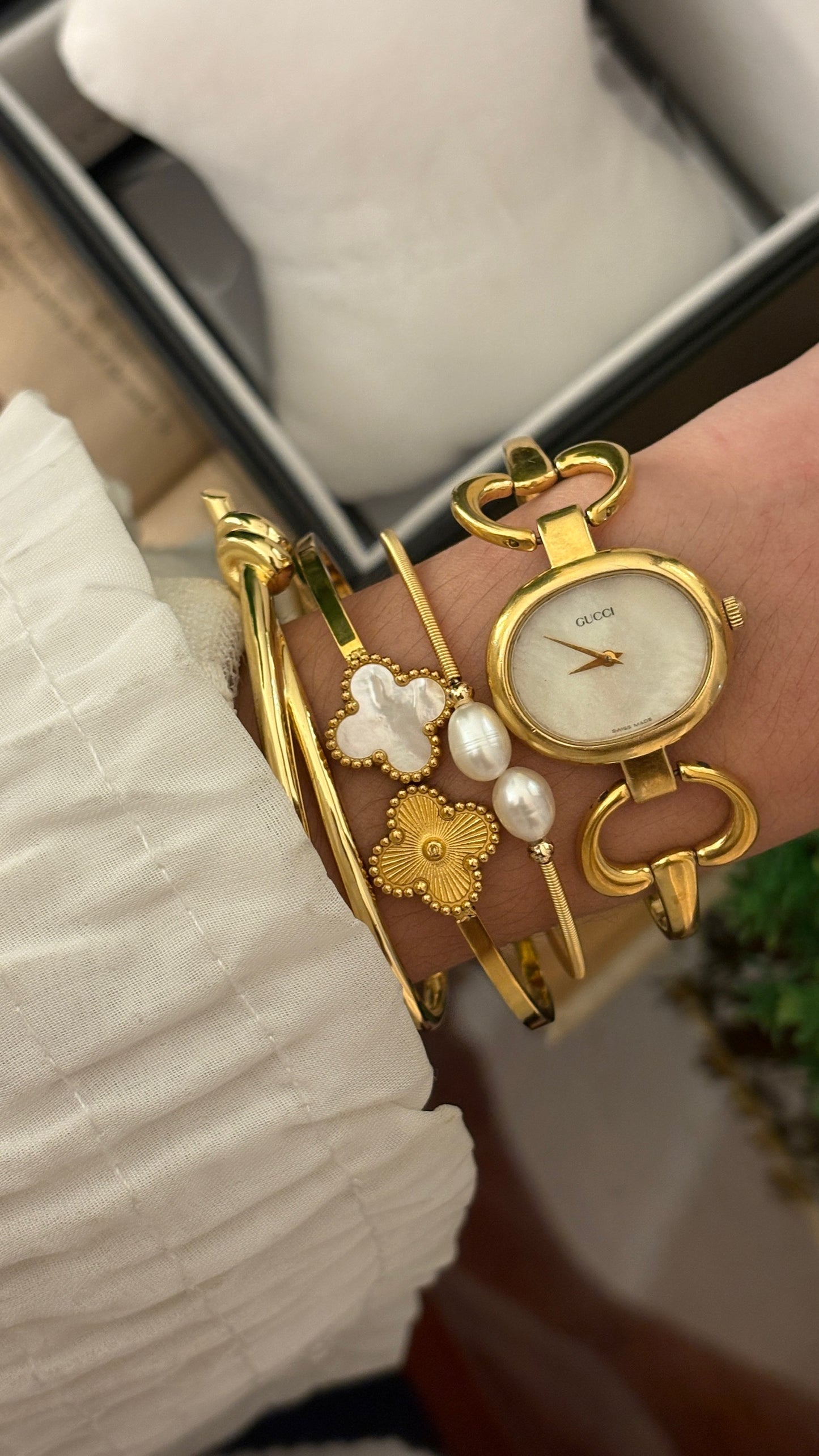 Rare Vintage Gucci Swiss 1600L Bangle Watch in Gold Tone Quartz