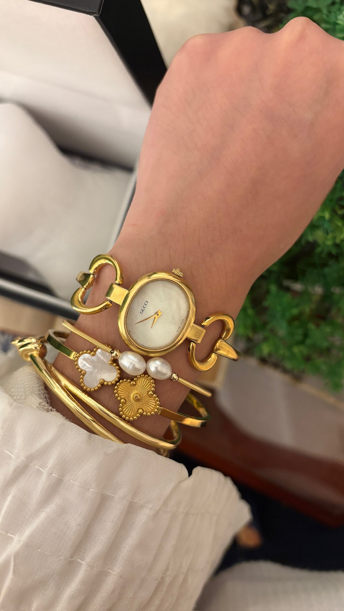 Rare Vintage Gucci Swiss 1600L Bangle Watch in Gold Tone Quartz