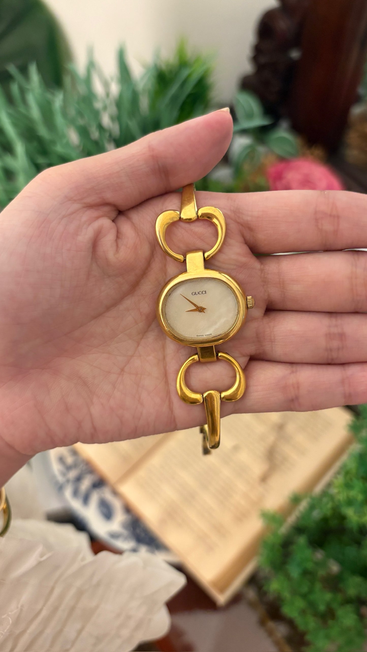 Rare Vintage Gucci Swiss 1600L Bangle Watch in Gold Tone Quartz