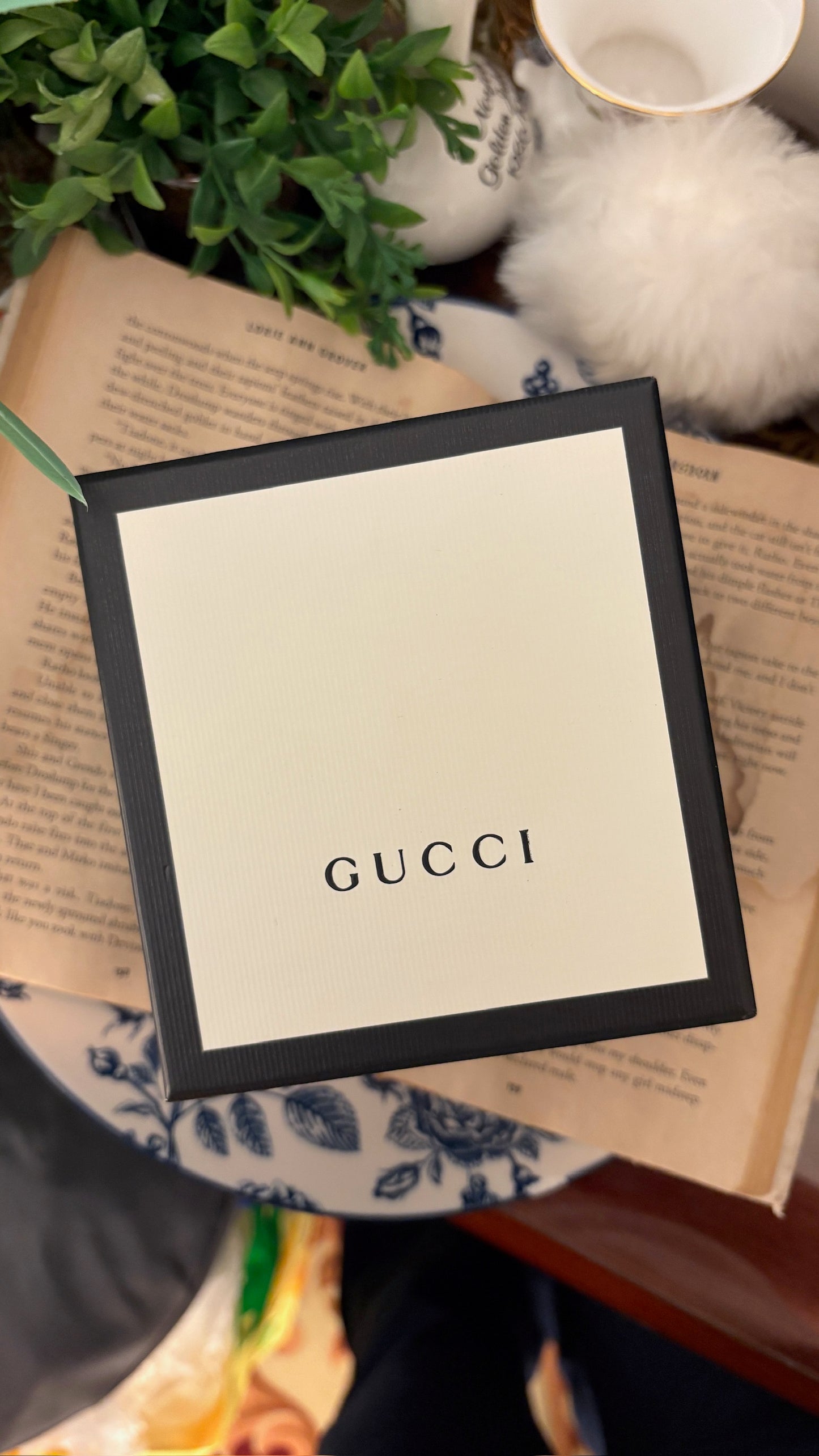 Rare Vintage Gucci Swiss 6400L Bracelet Watch in Gold Tone Quartz