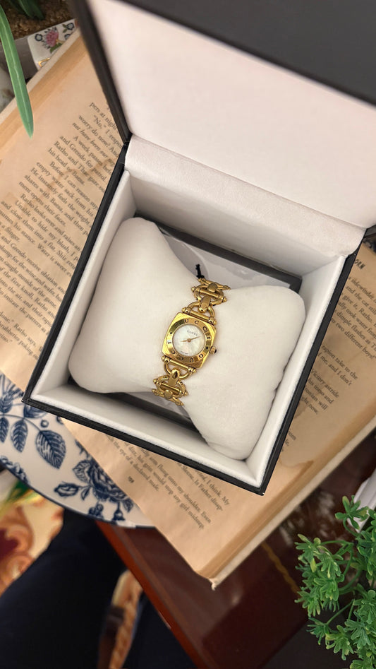 Rare Vintage Gucci Swiss 6400L Bracelet Watch in Gold Tone Quartz