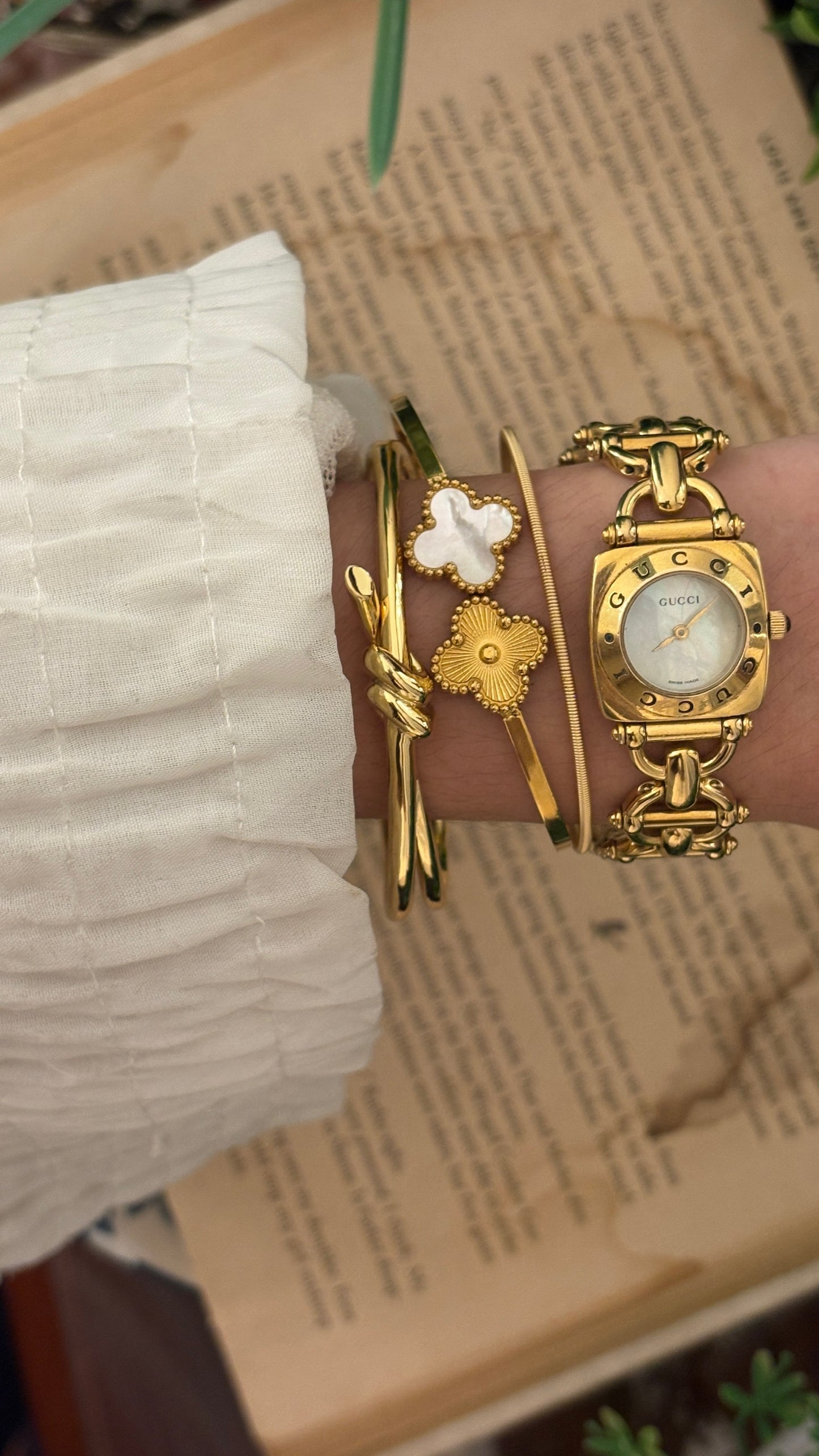 Rare Vintage Gucci Swiss 6400L Bracelet Watch in Gold Tone Quartz
