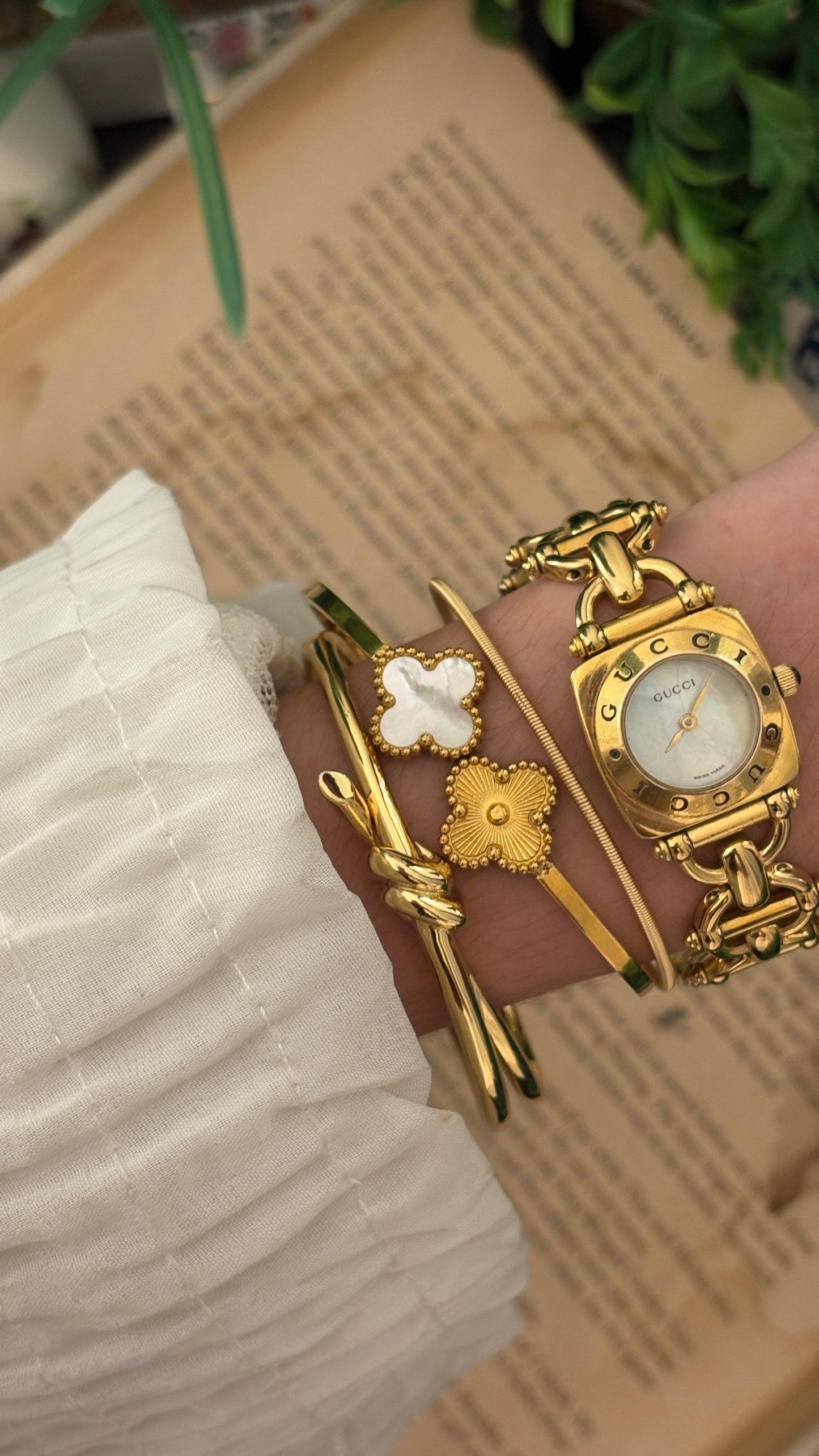 Rare Vintage Gucci Swiss 6400L Bracelet Watch in Gold Tone Quartz