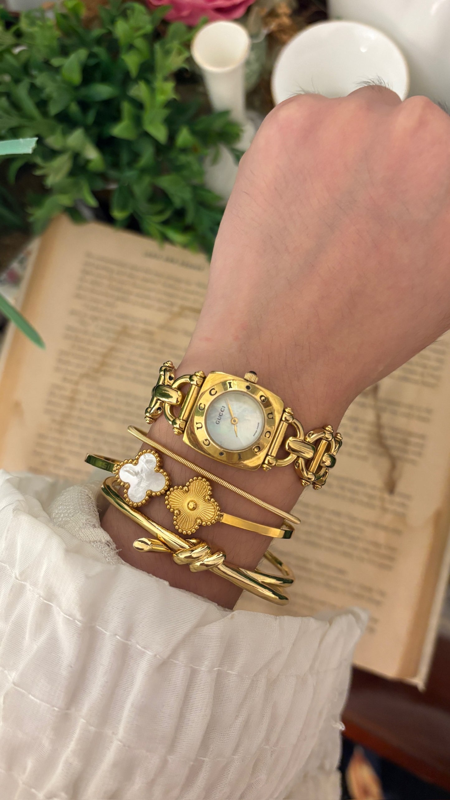 Rare Vintage Gucci Swiss 6400L Bracelet Watch in Gold Tone Quartz