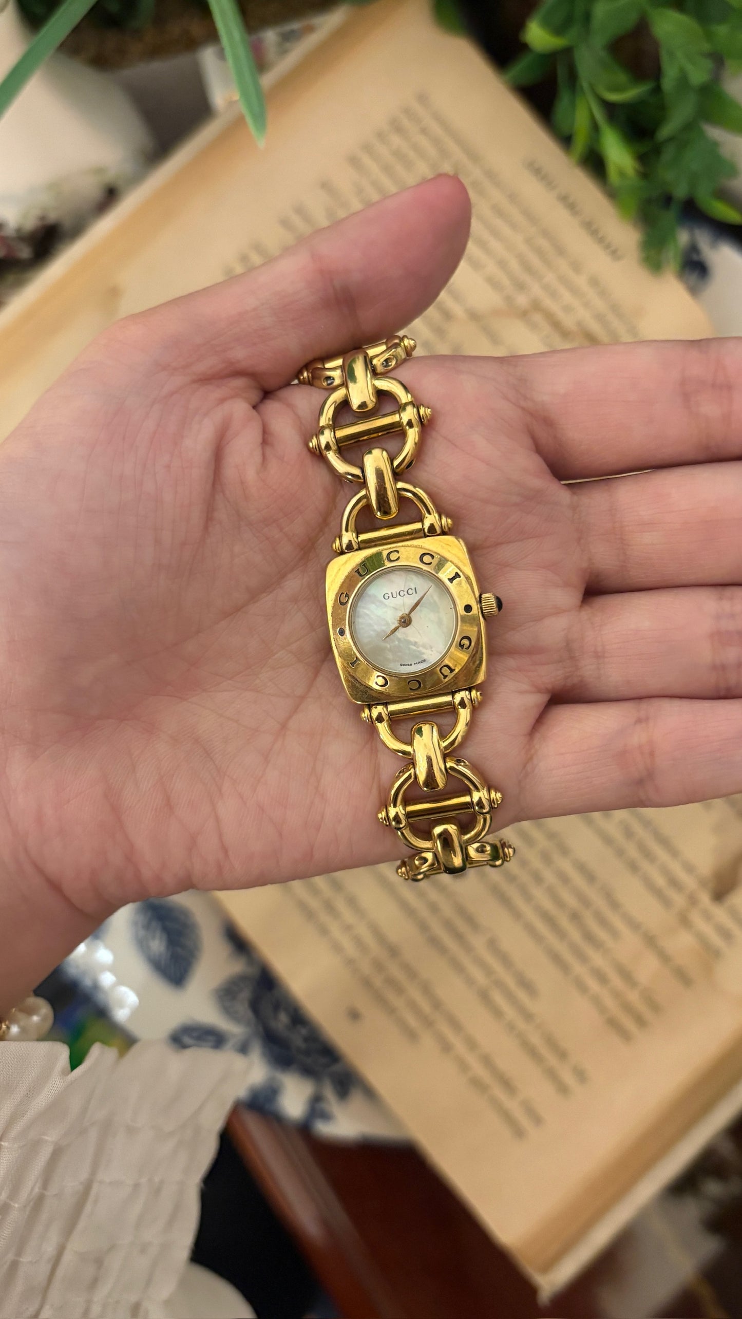 Rare Vintage Gucci Swiss 6400L Bracelet Watch in Gold Tone Quartz