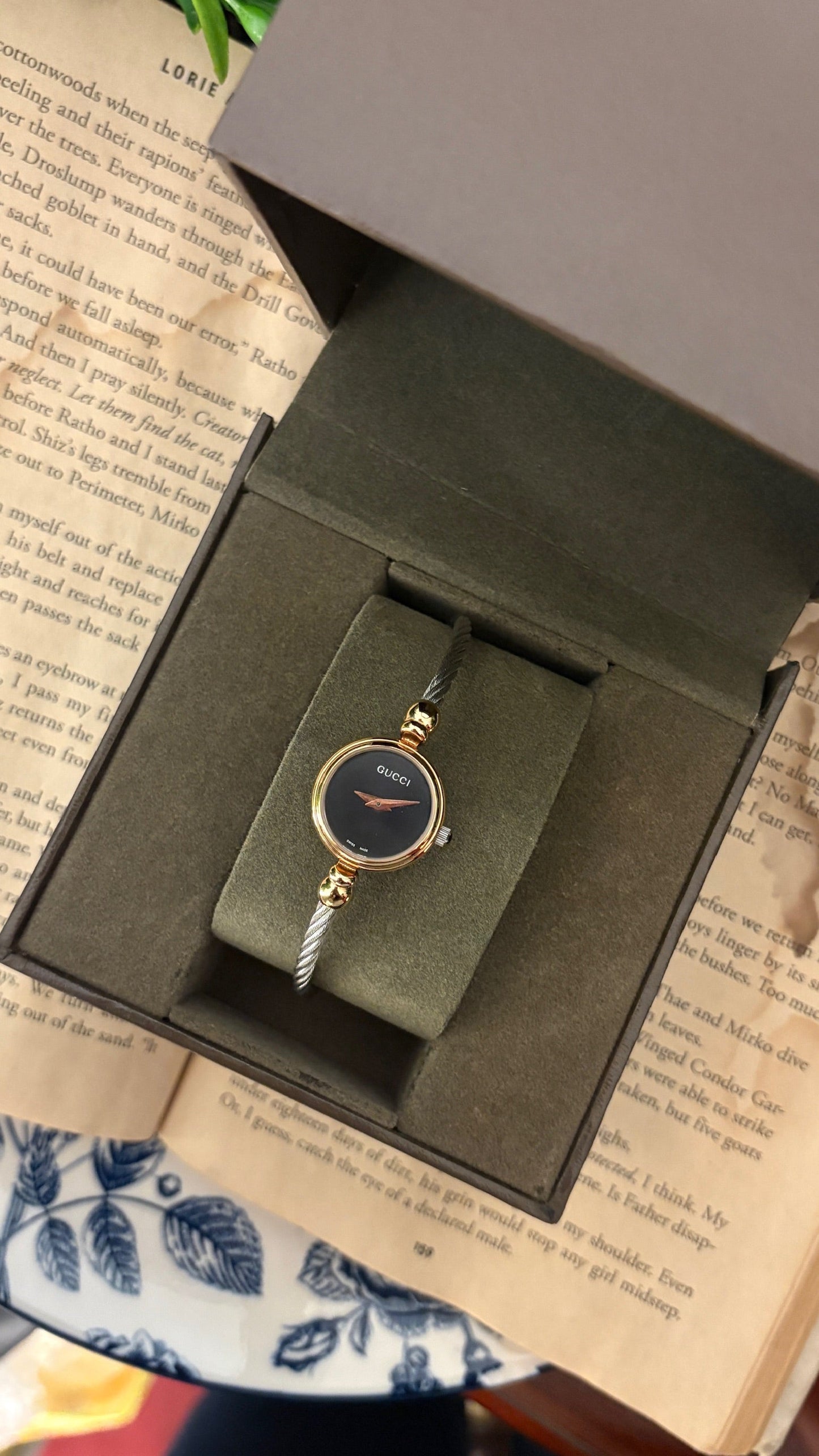 Rare Vintage Gucci Swiss 2700L Black Dial Bangle Watch in Two-Tone Quartz