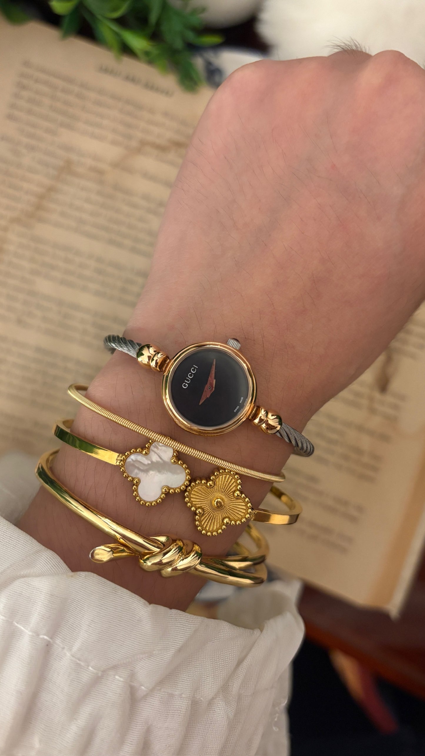 Rare Vintage Gucci Swiss 2700L Black Dial Bangle Watch in Two-Tone Quartz