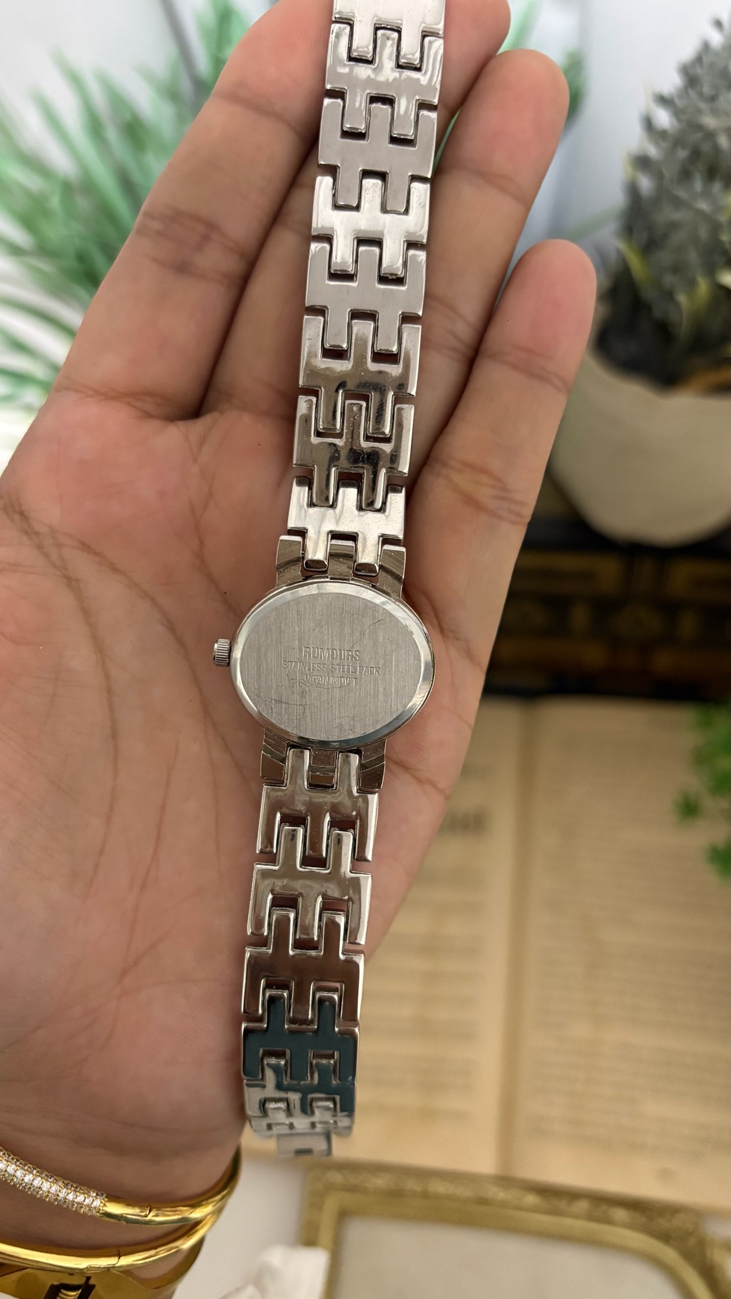 Vintage Rumours Ellipsis Watch in Silver Tone Quartz