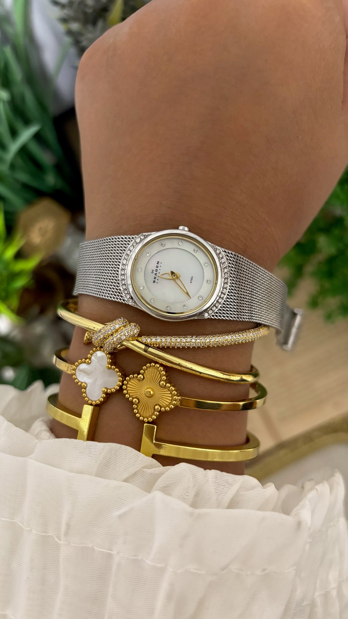Vintage Skagen Denmark Crystal Accent Watch in Silver Tone Mesh Strap Mother of Pearl Dial Quartz