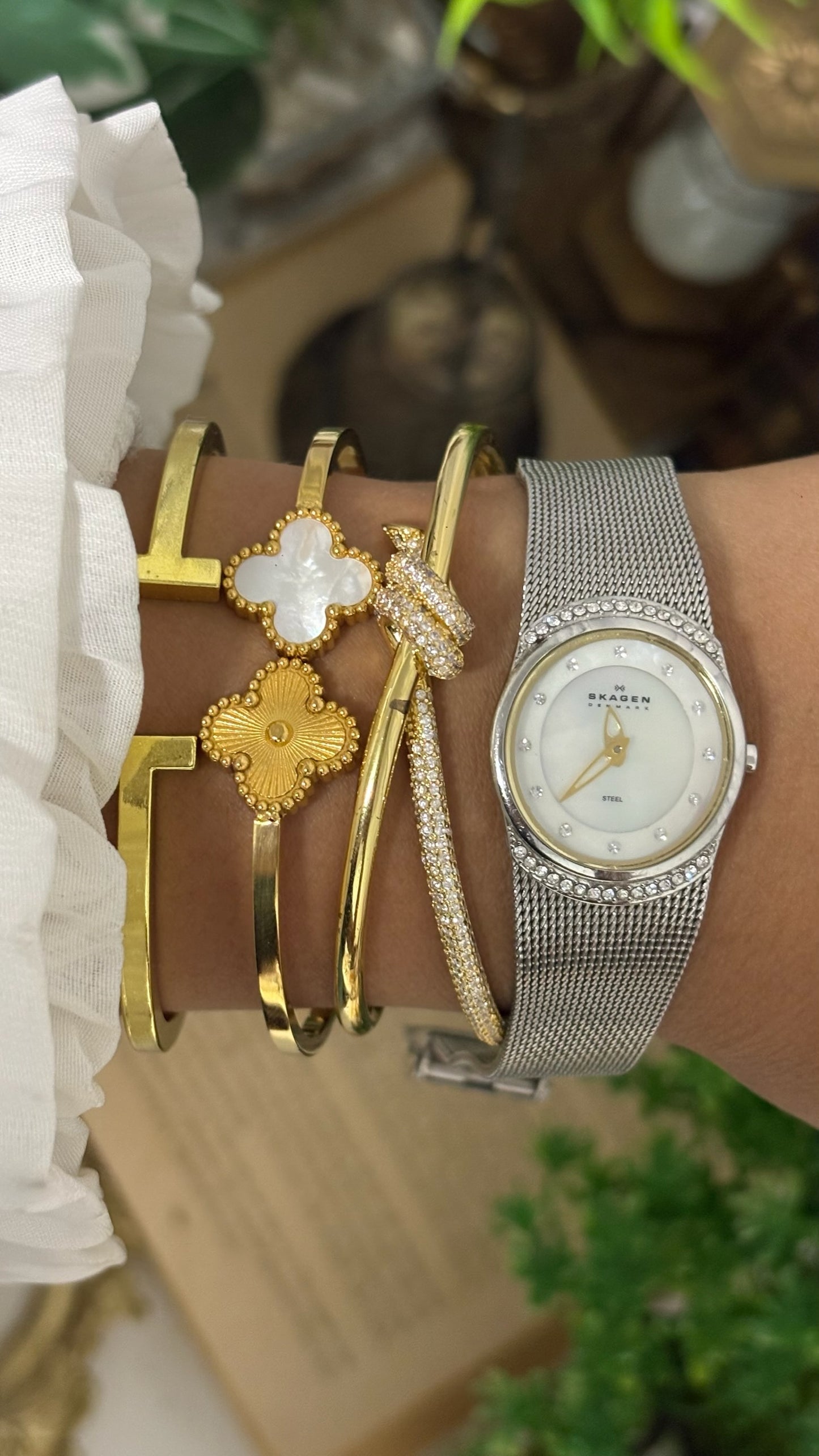 Vintage Skagen Denmark Crystal Accent Watch in Silver Tone Mesh Strap Mother of Pearl Dial Quartz